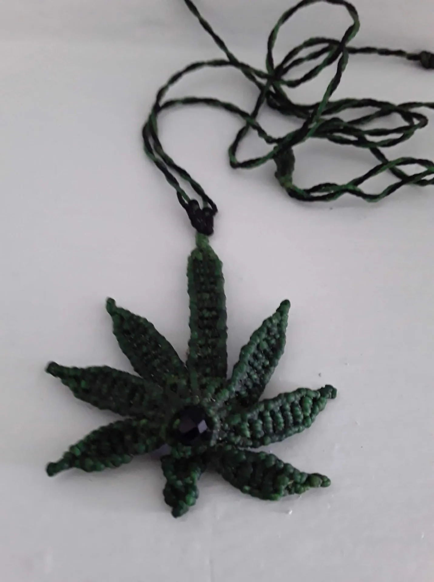 Collar artesanal hoja de marihuana