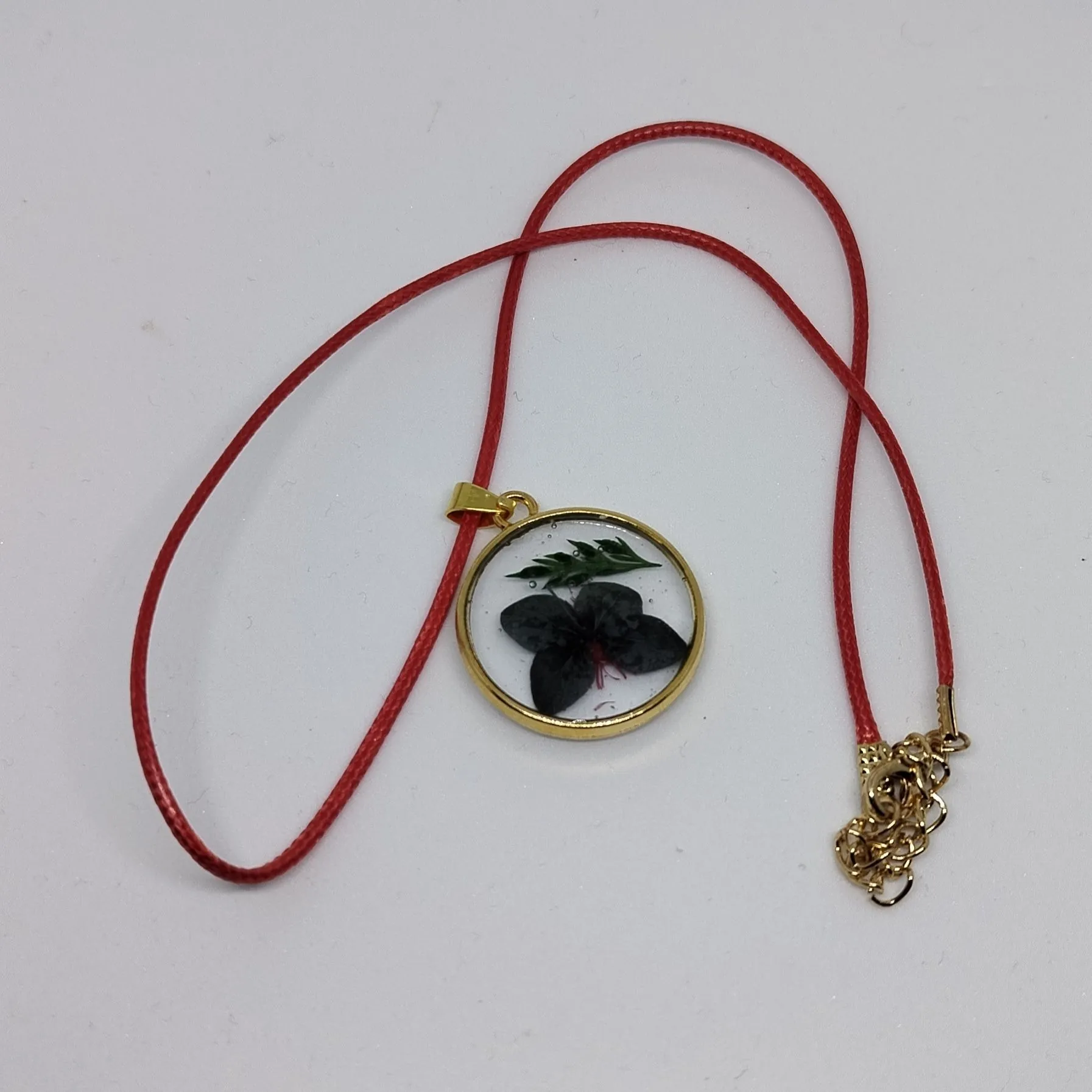 Colgante con flor encapsulada