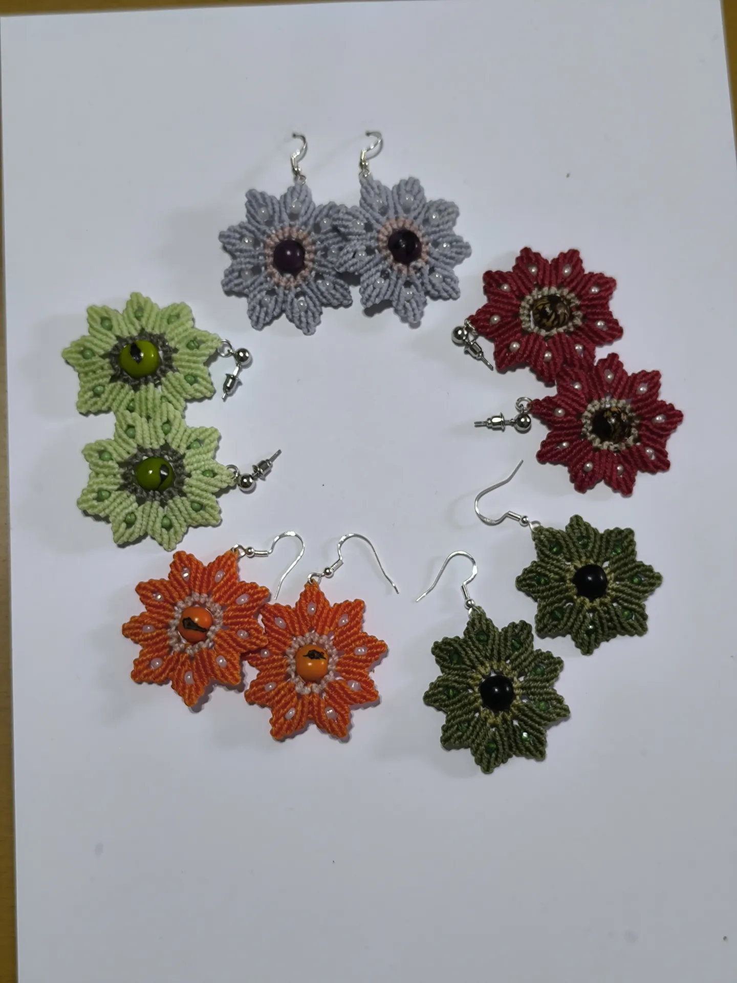 Pendientes diseño flores en macramé - Imagen 4