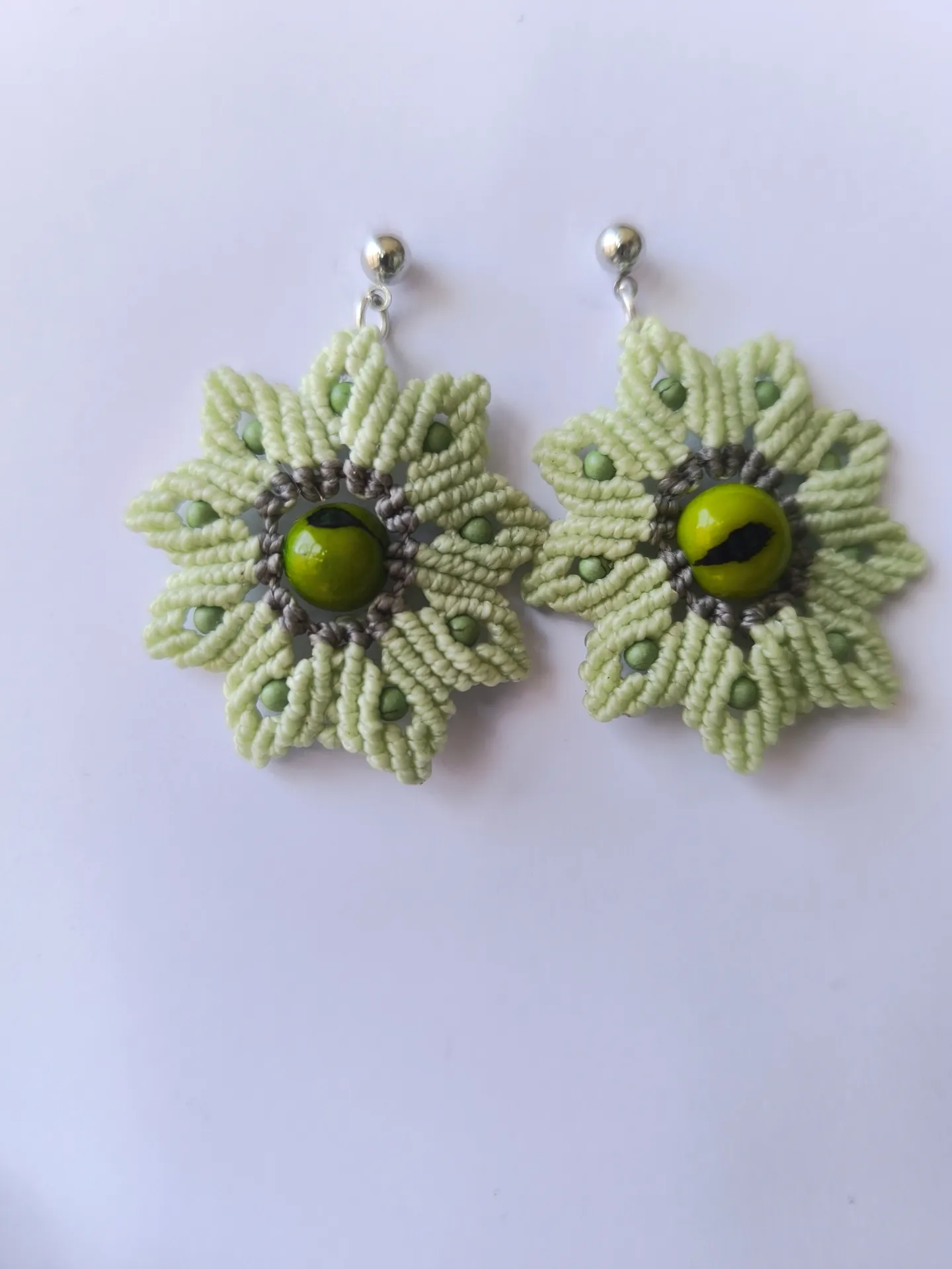 Pendientes diseño flores en macramé