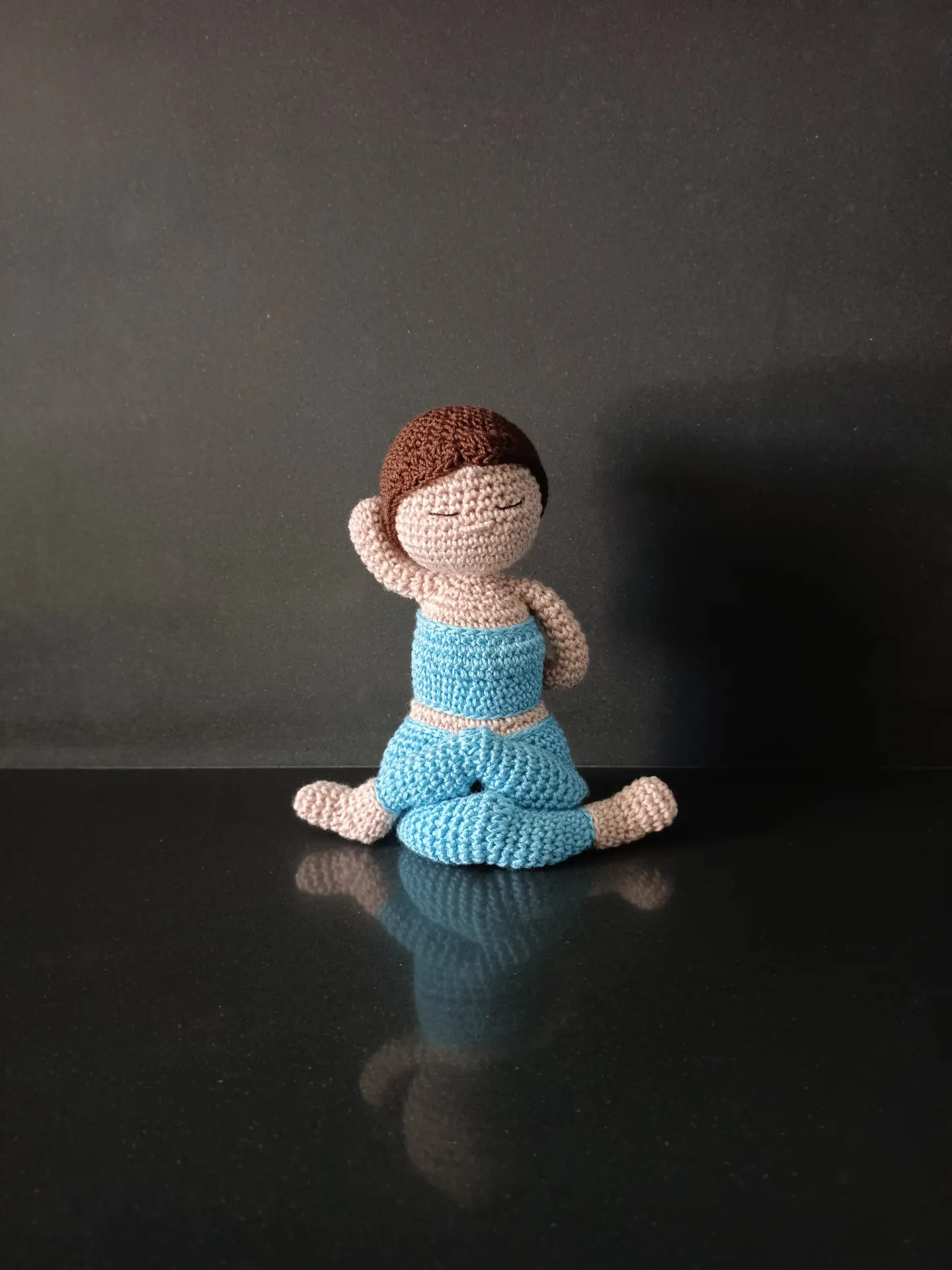 Muñeca haciendo yoga