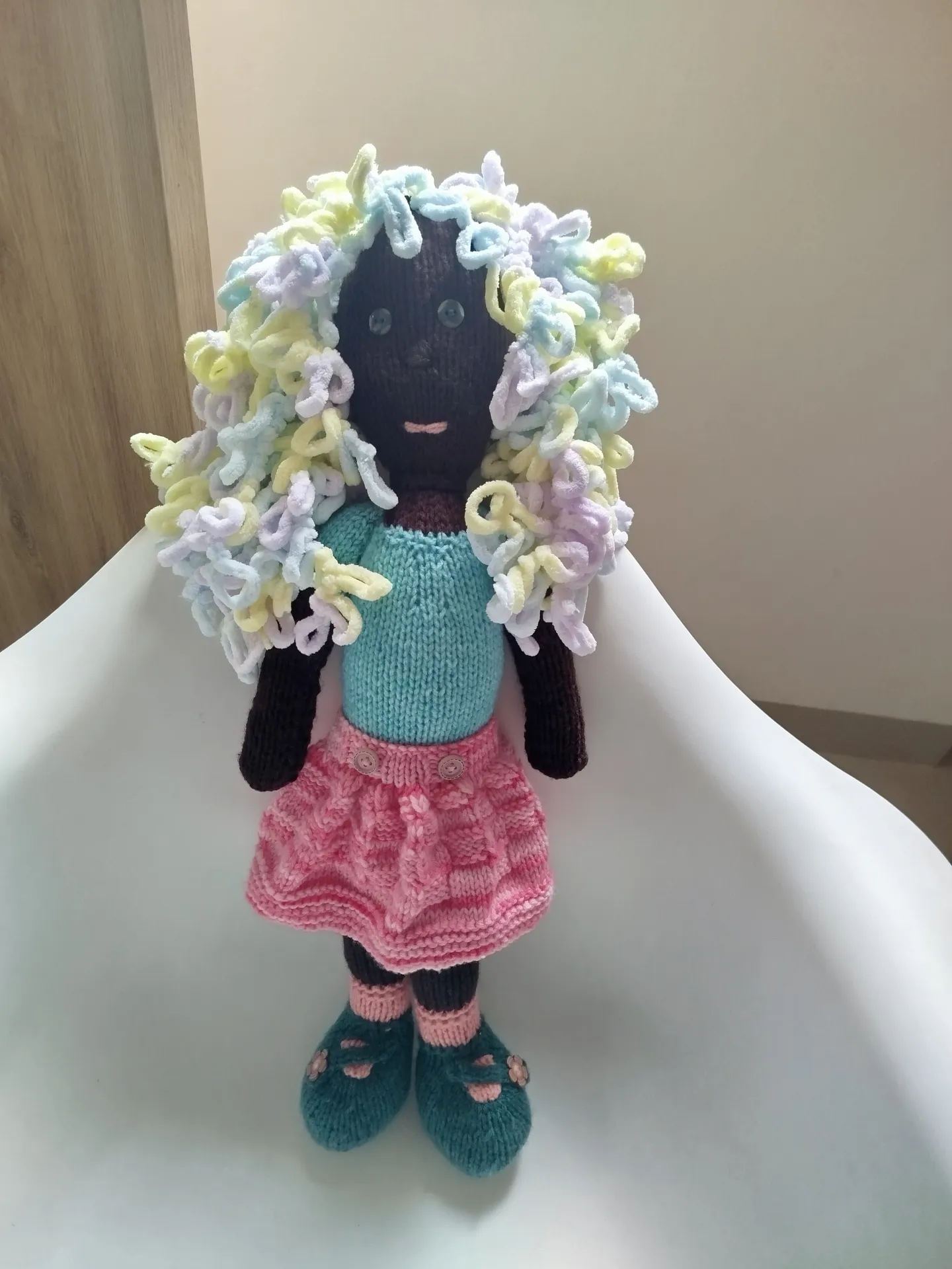 Muñeca tejida a mano. Piel oscura, ojos grises y beige - Imagen 4