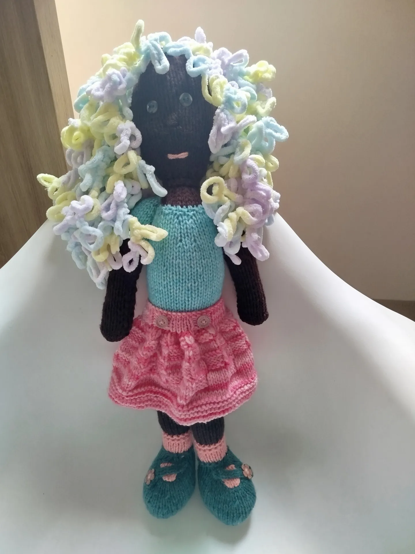Muñeca tejida a mano. Piel oscura, ojos grises y beige - Imagen 5