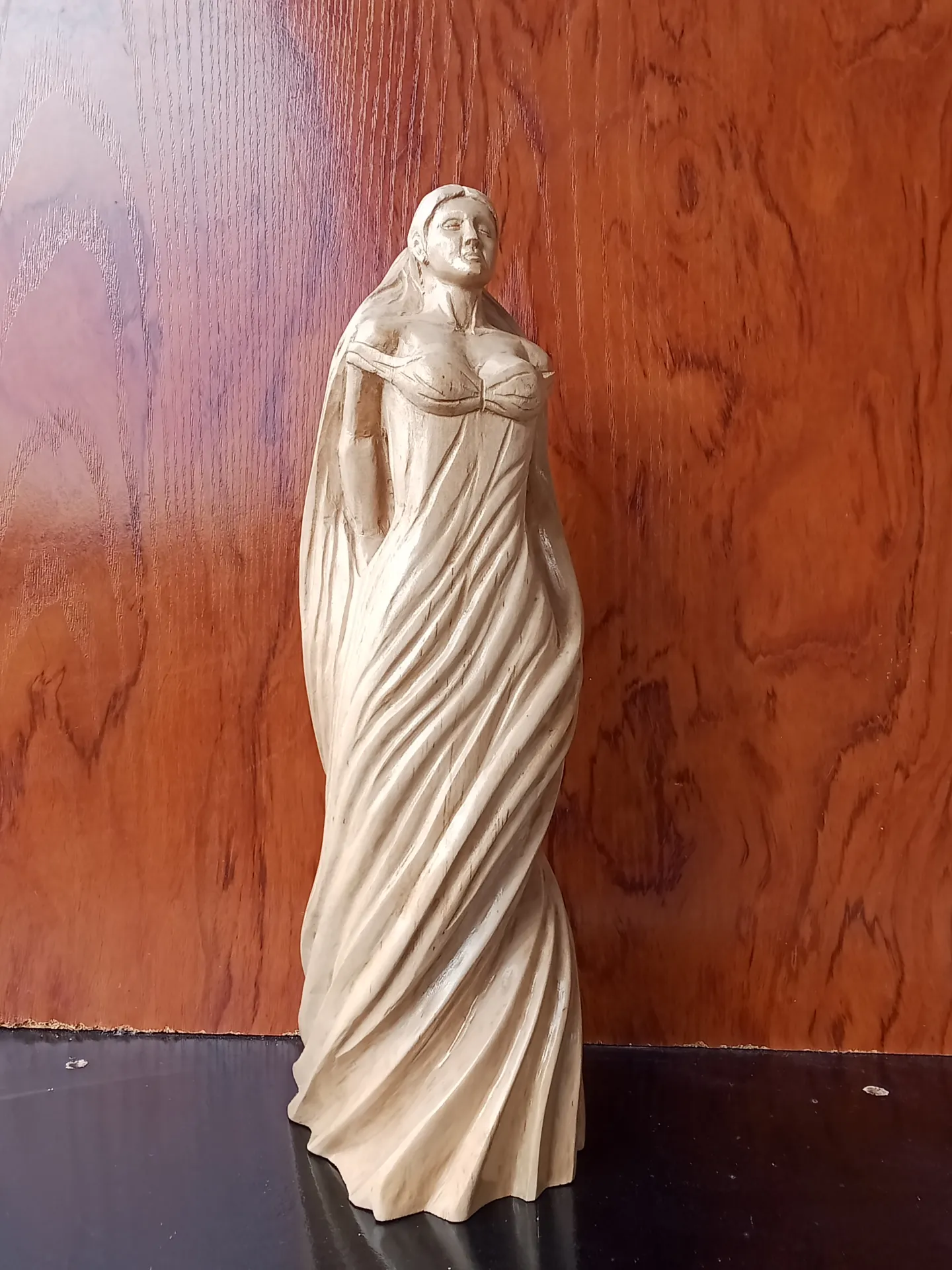 Figura femenina Remolina