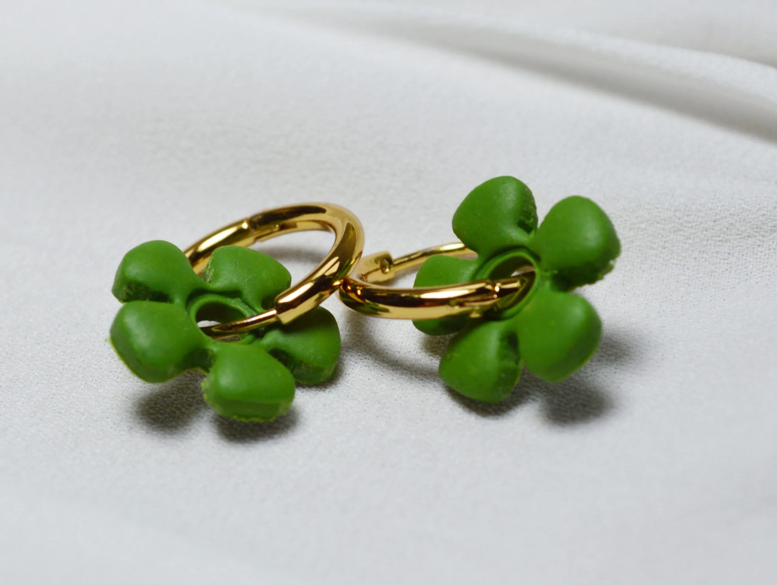 Pendientes de arcilla polimérica modelo Charm Flor Verde Claro