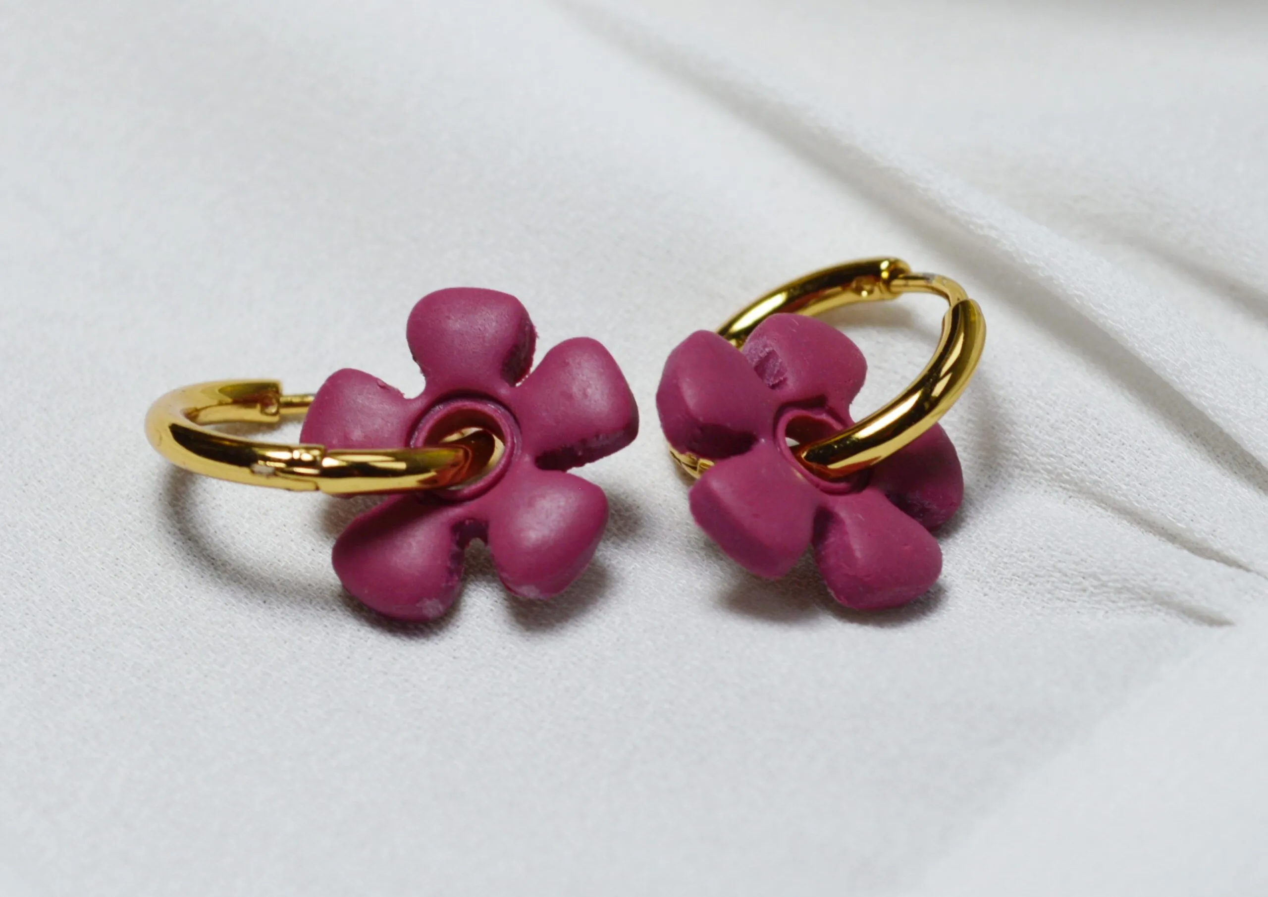 Pendientes de arcilla polimérica modelo Charm Flor Morado Claro