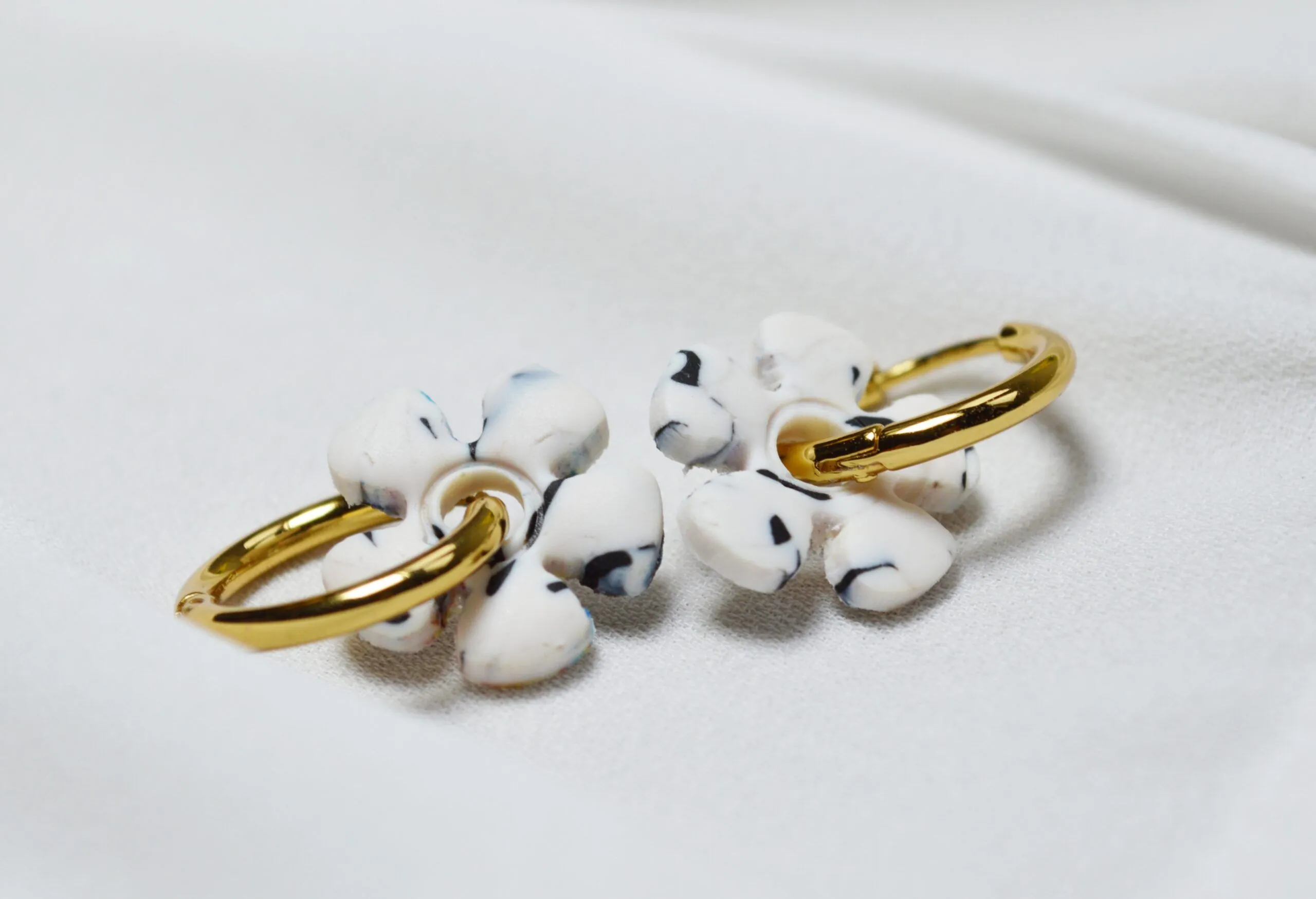 Pendientes de arcilla polimérica modelo Charm Flor Blanco y Negro