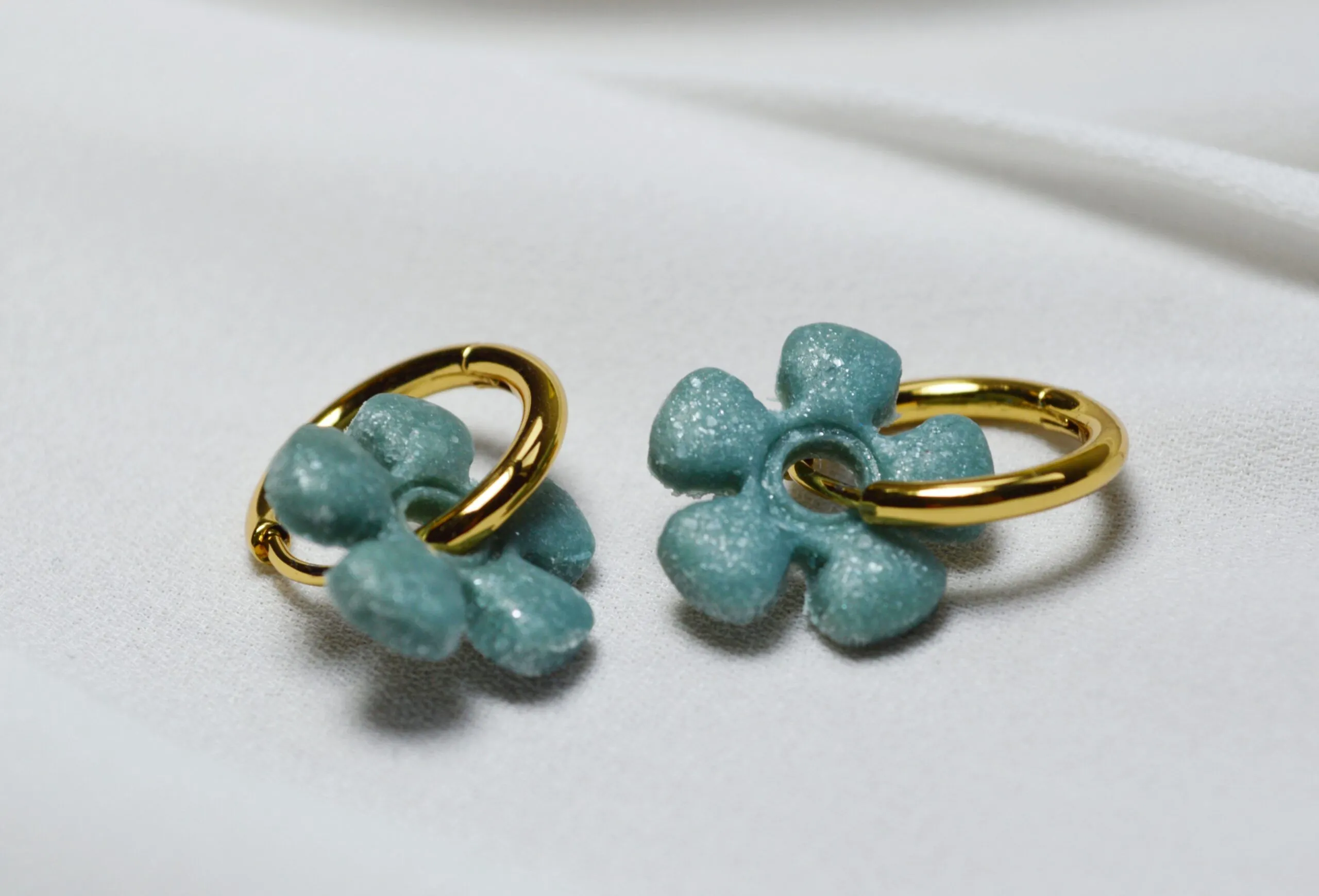 Pendientes de arcilla polimérica modelo Charm Flor Azul Claro