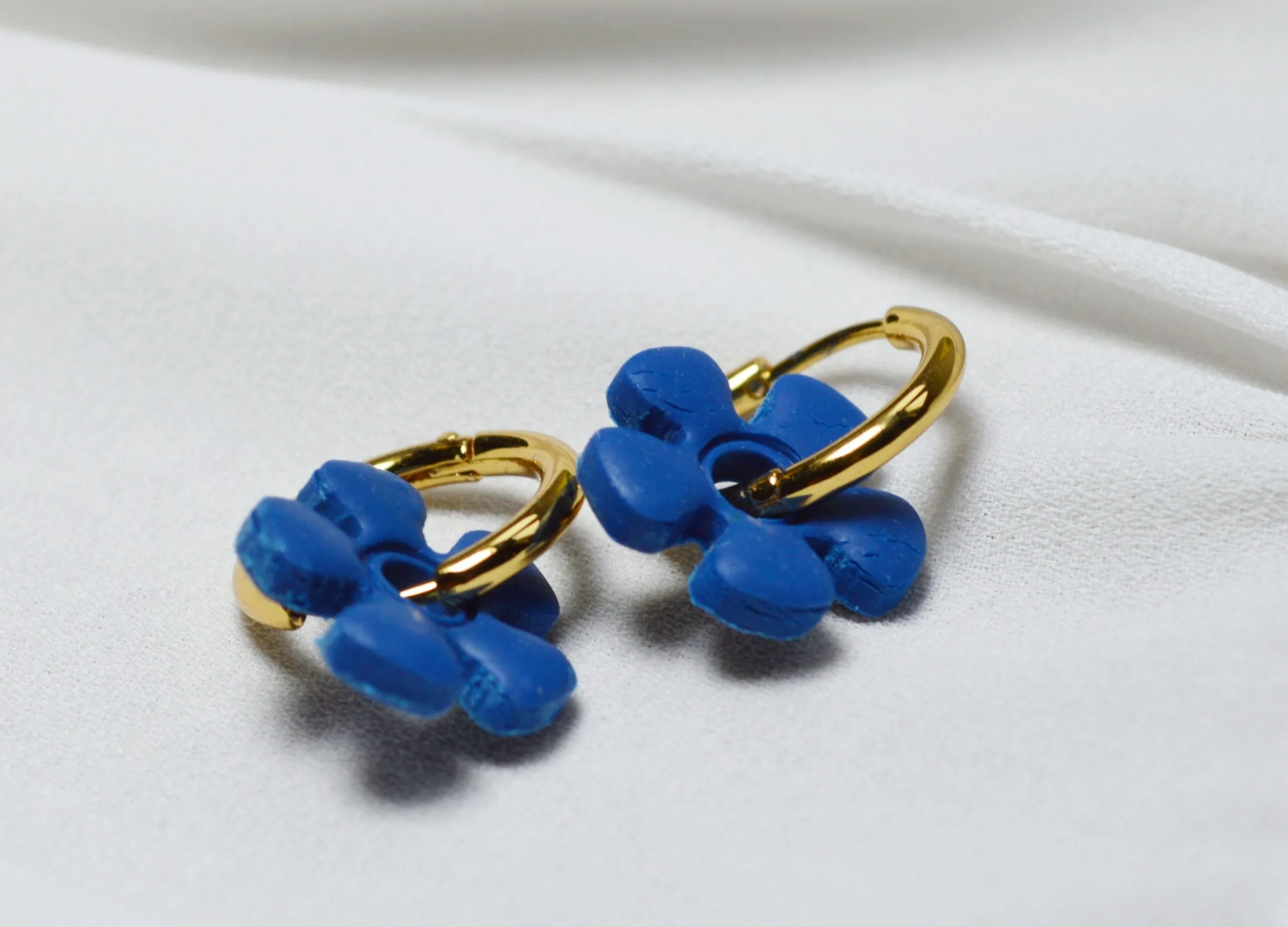 Pendientes de arcilla polimérica modelo Charm Flor Color Azul