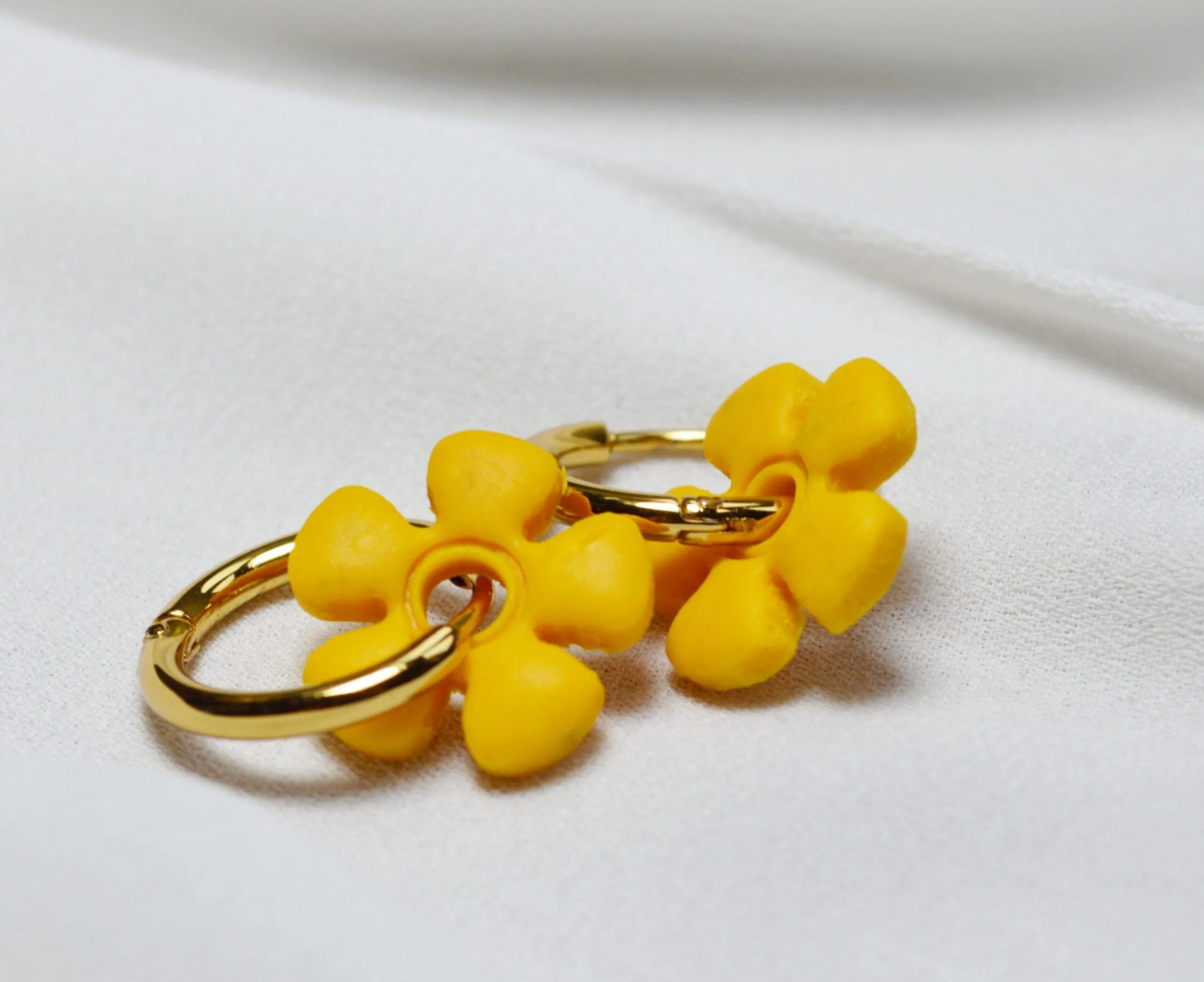 Pendientes de arcilla polimérica modelo Charm Flor Amarilla