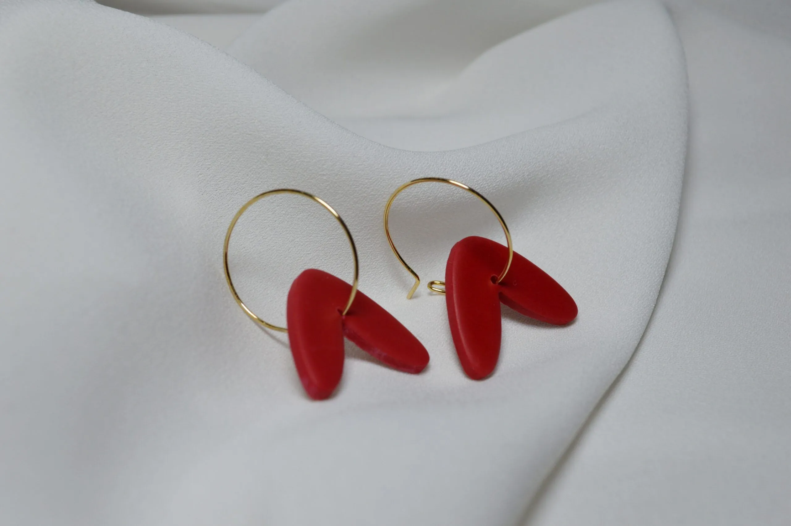 Pendientes de arcilla polimérica modelo Corazón Caído