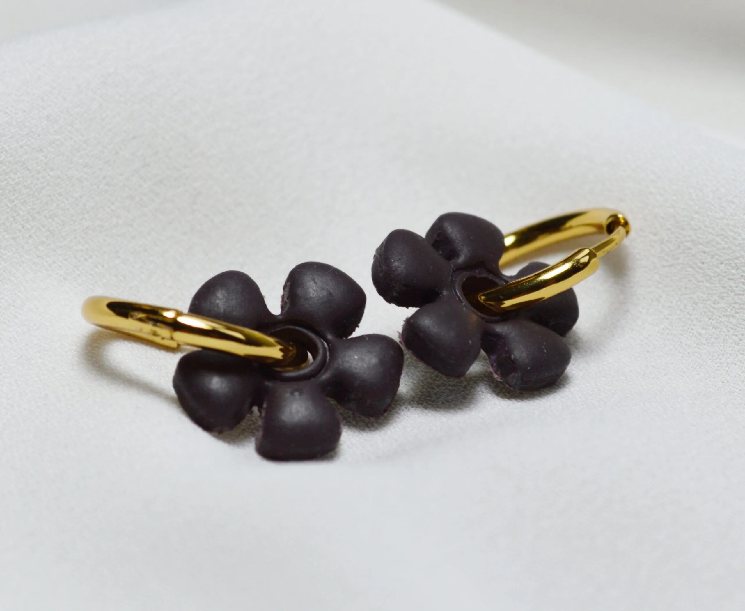 Pendientes de arcilla polimérica modelo Charm Flor Marrón