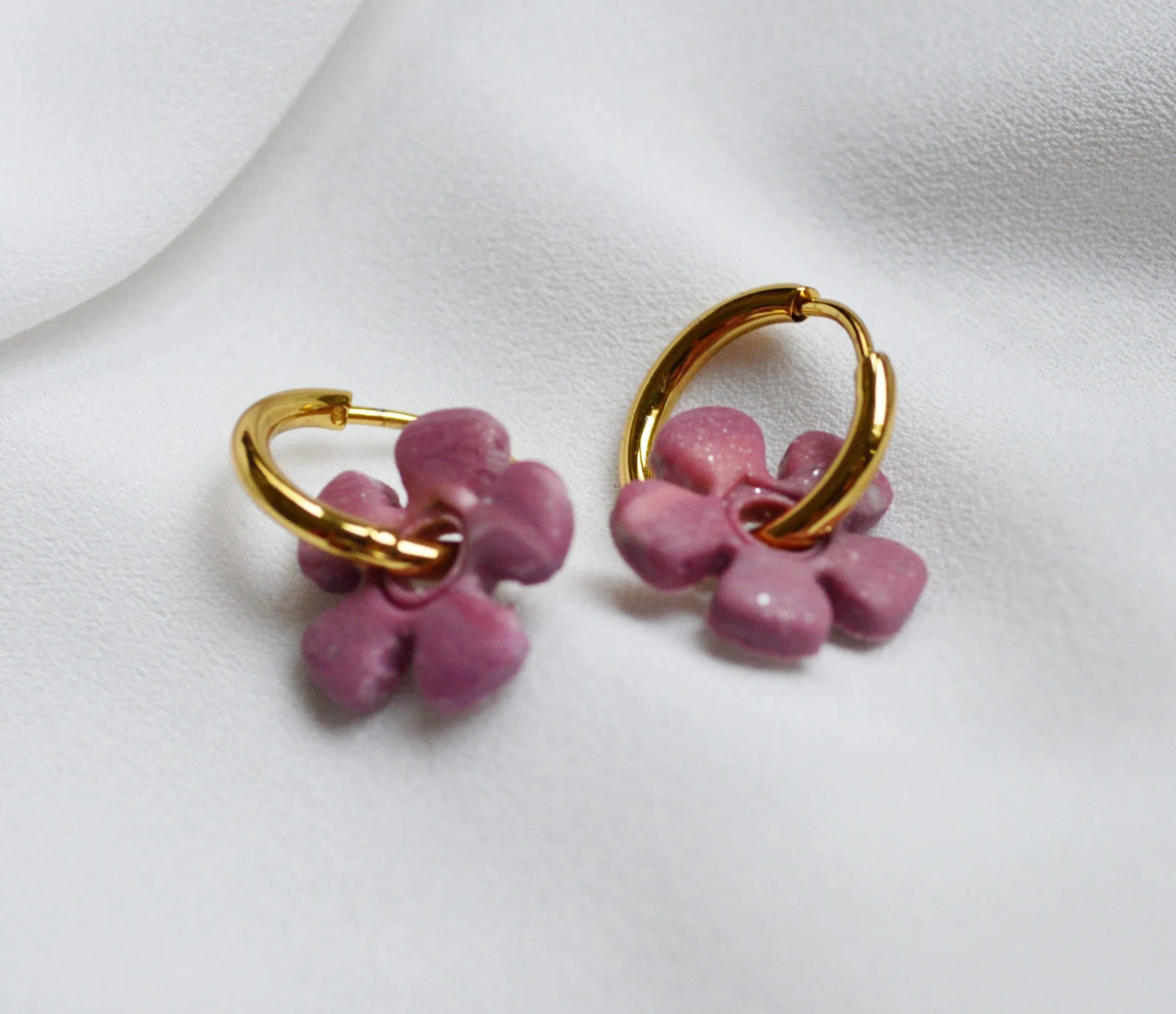 Pendientes de arcilla polimérica modelo Charm Flor Rosada