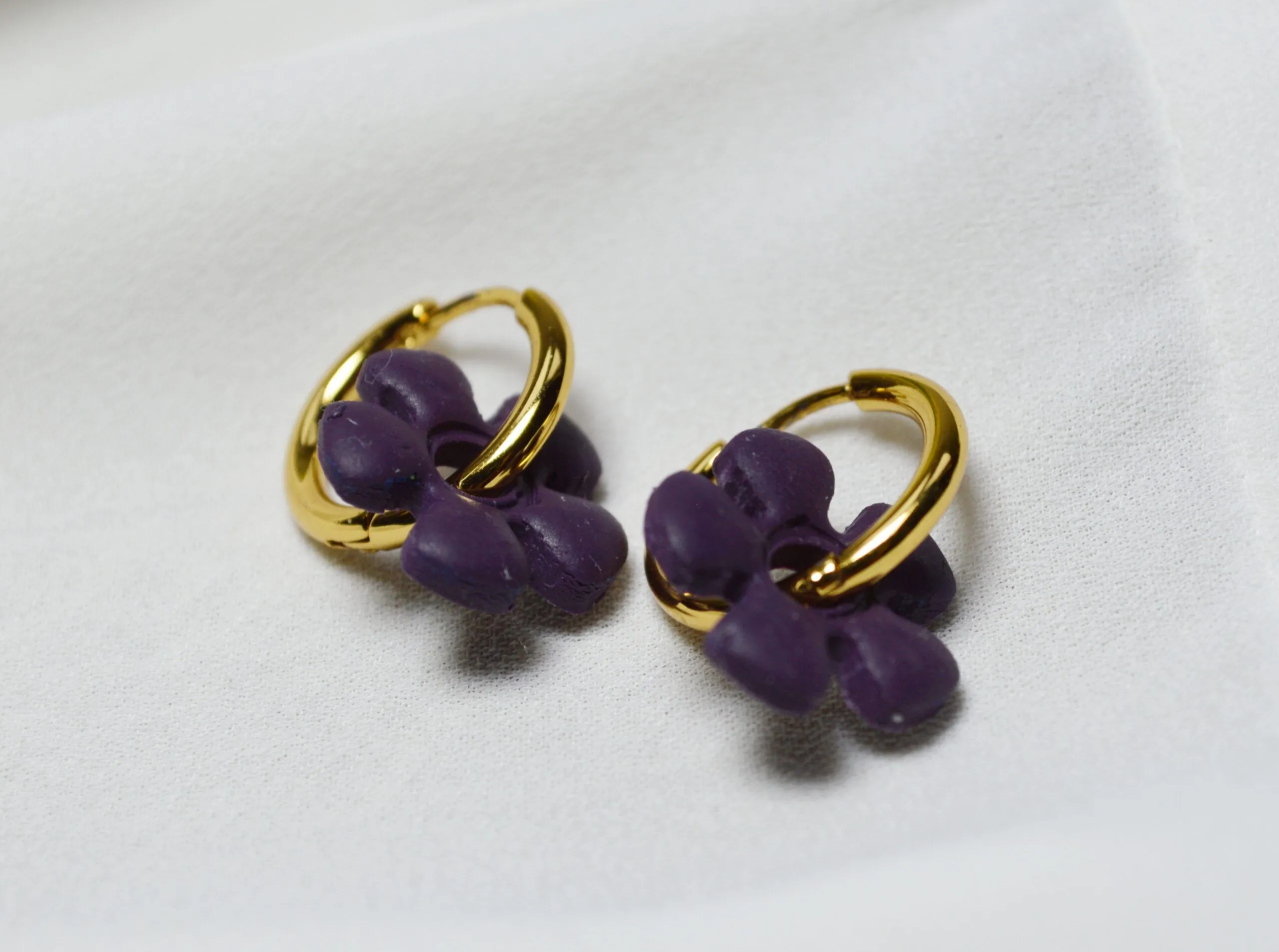 Pendientes de arcilla polimérica modelo Charm Flor Morado Oscuro