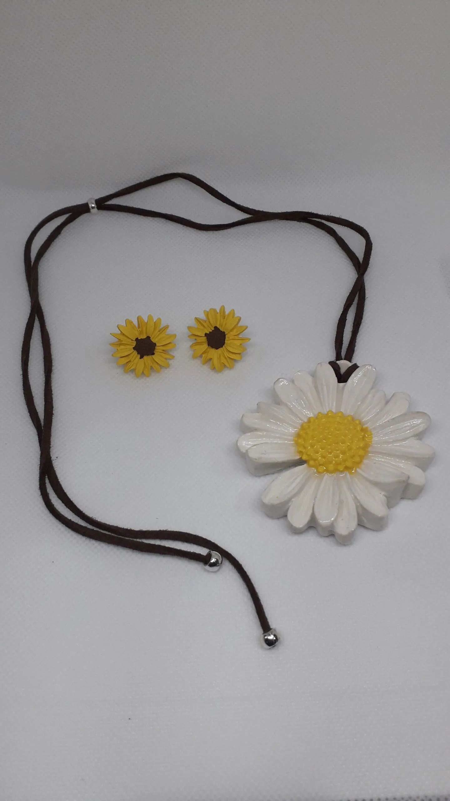 Conjunto pendientes y colgante margaritas