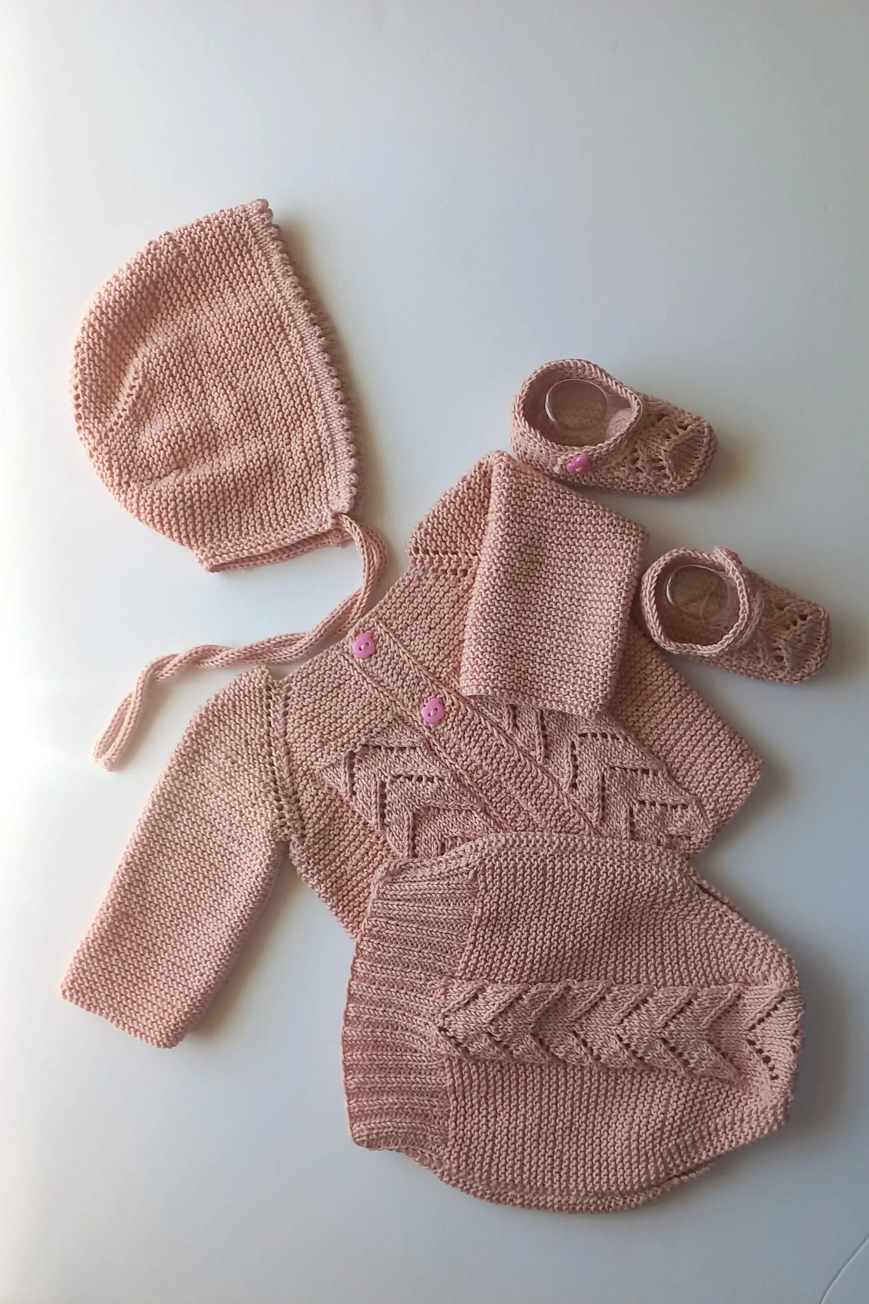 Conjunto completo hecho a mano en un suave color rosa - Imagen 4