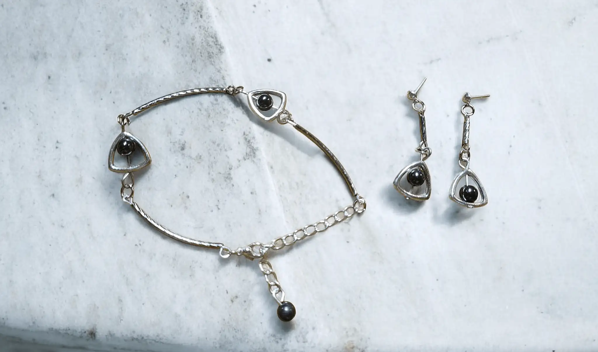 Conjunto de Pulsera y Pendientes con Acento de Ónix Negro