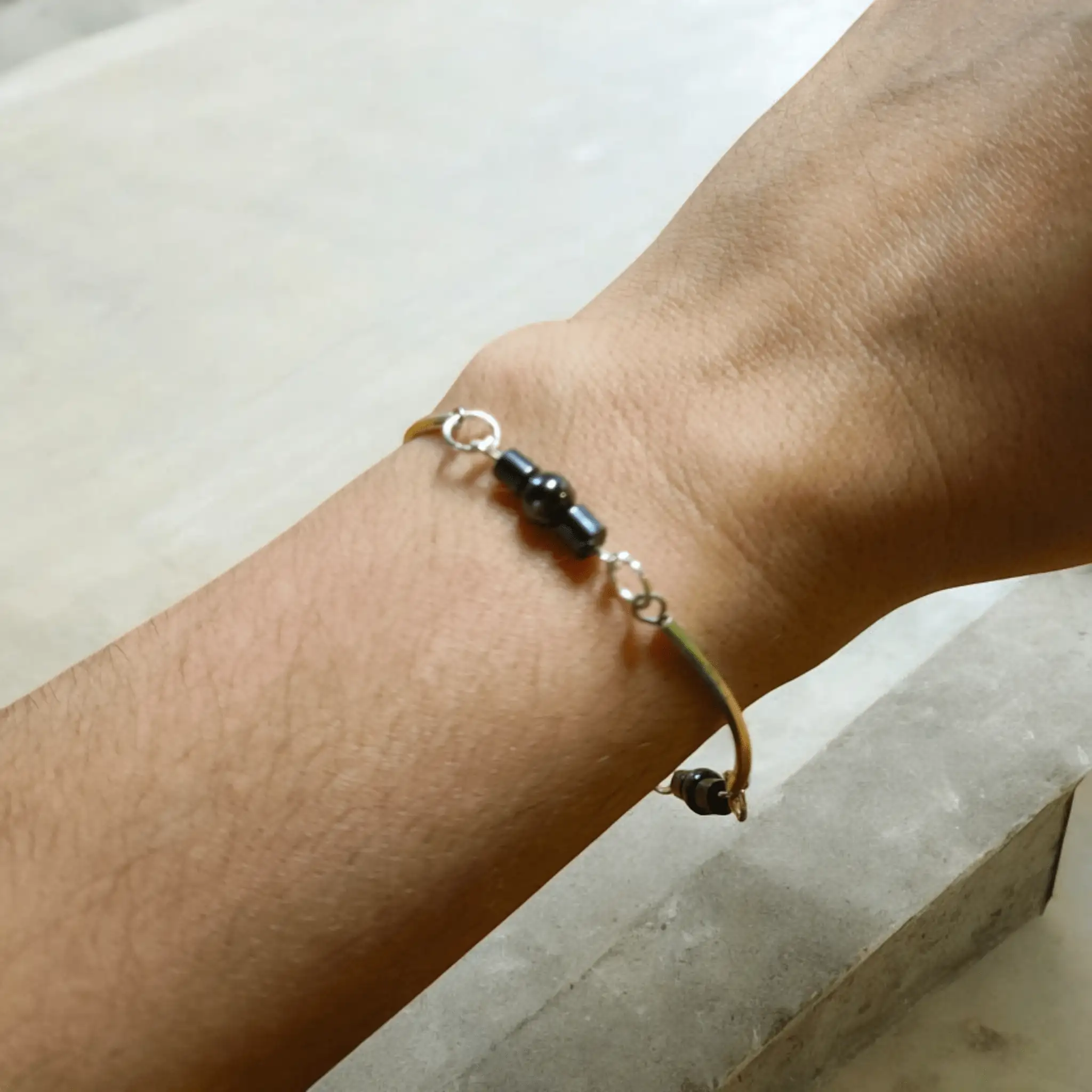 Pulsera Minimalista con Acentos de Hematita Brillante