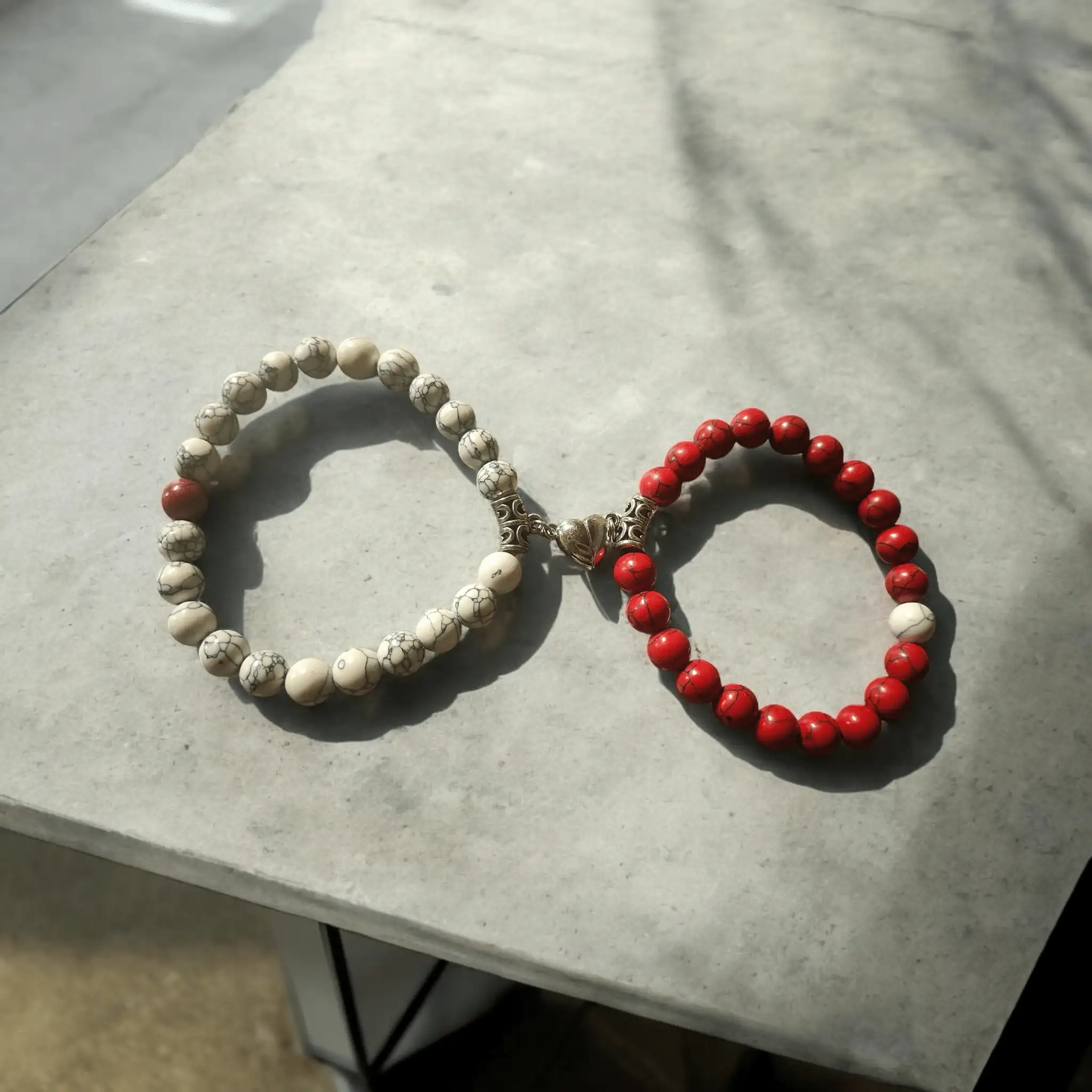 Pulseras de Jaspe Rojo y Howlita con Imán de Corazón.
