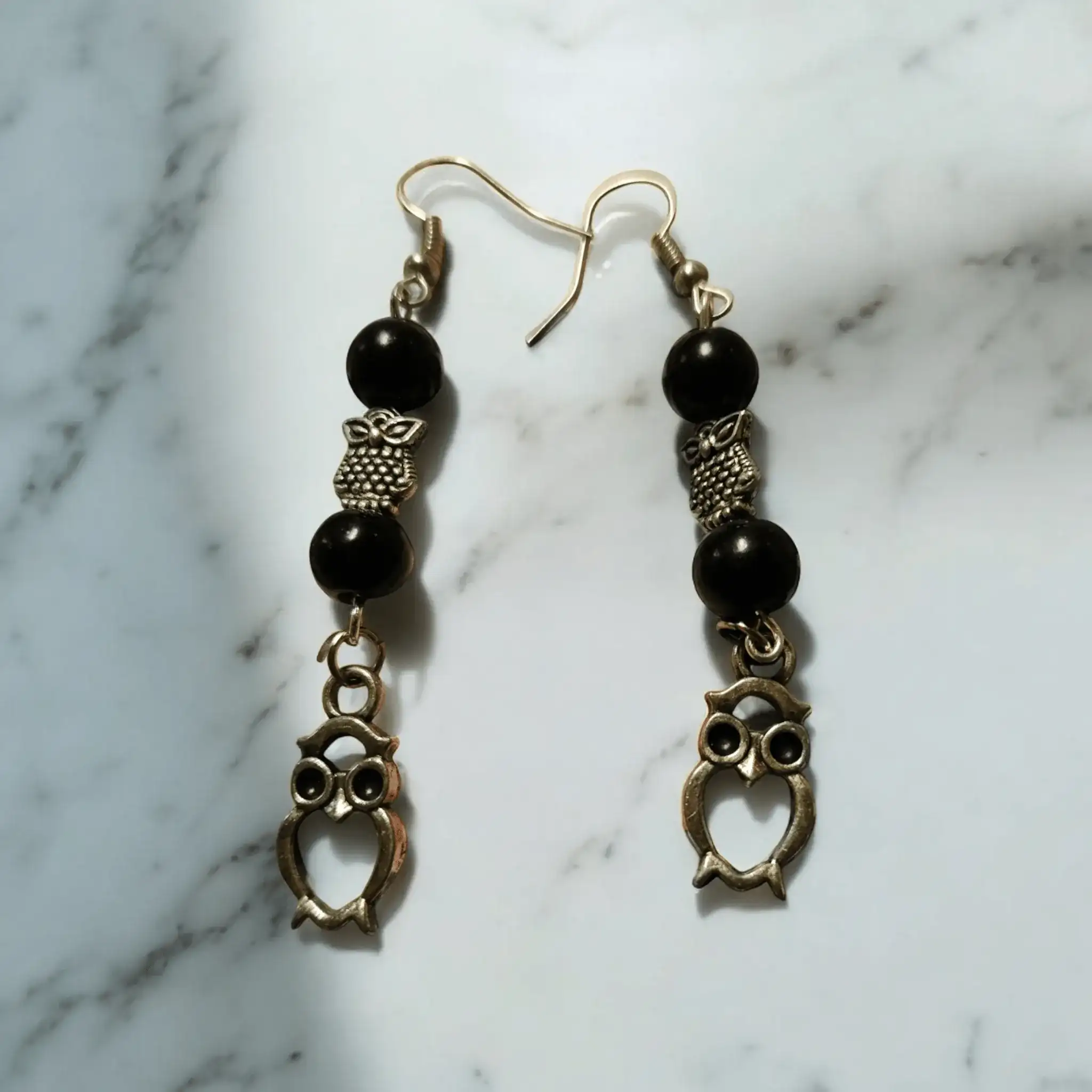 Pendientes Artesanales de Búho con Cuentas de Cristal Negro