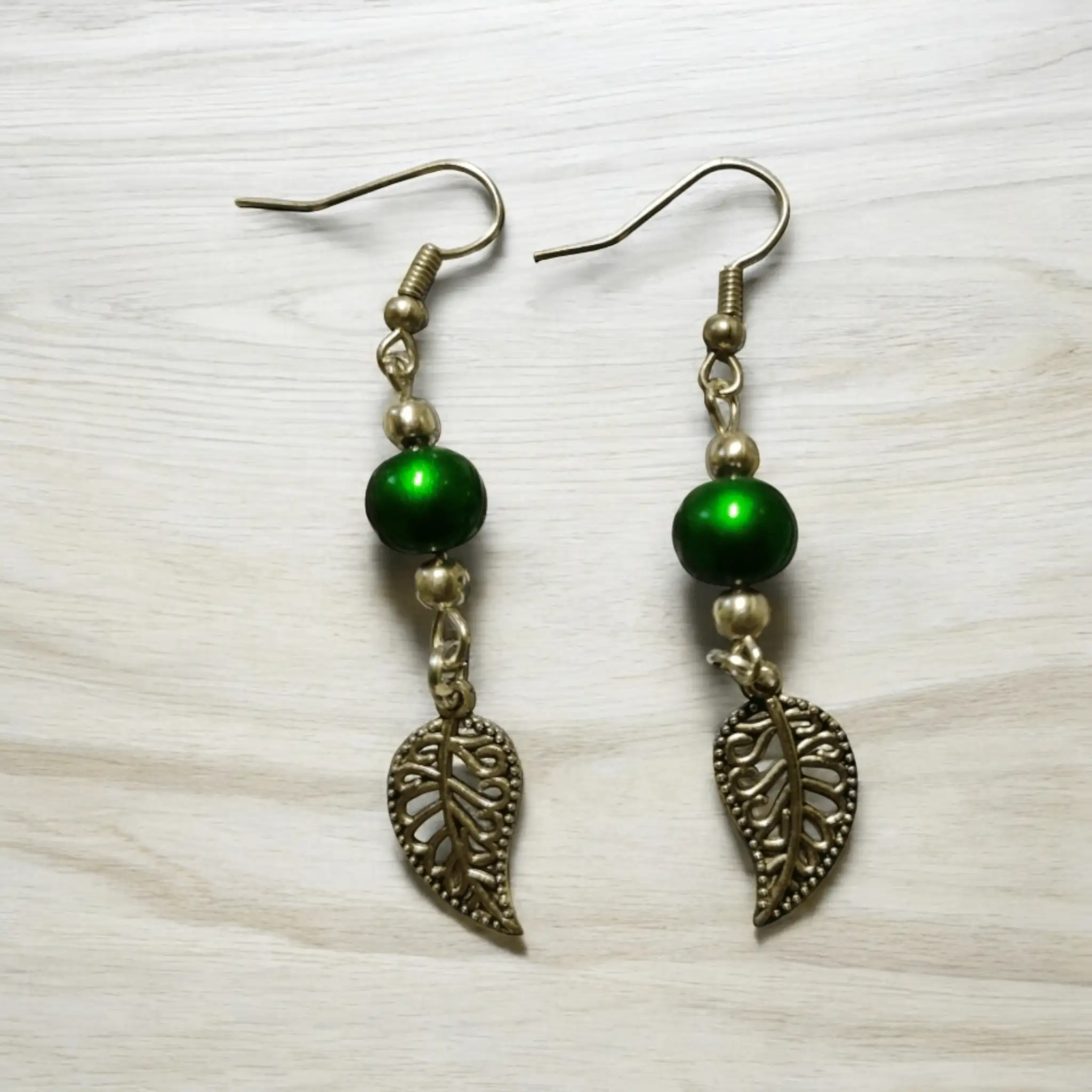 Pendientes de Hoja con Cuentas Iridiscentes Verde-Morado