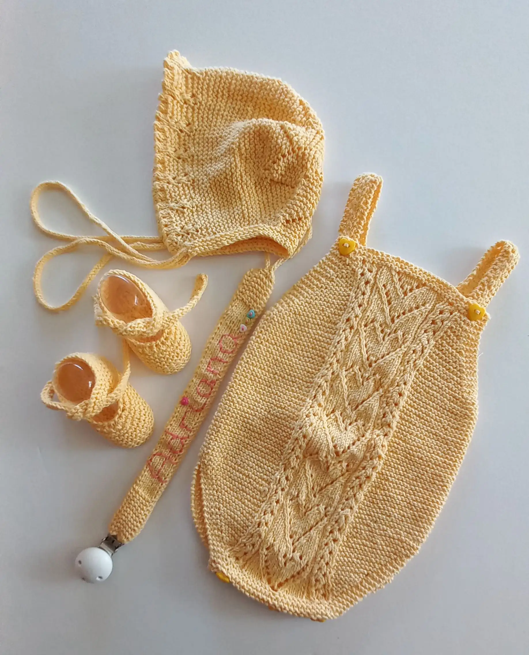 Conjunto completo tejido con un elegante color amarillo