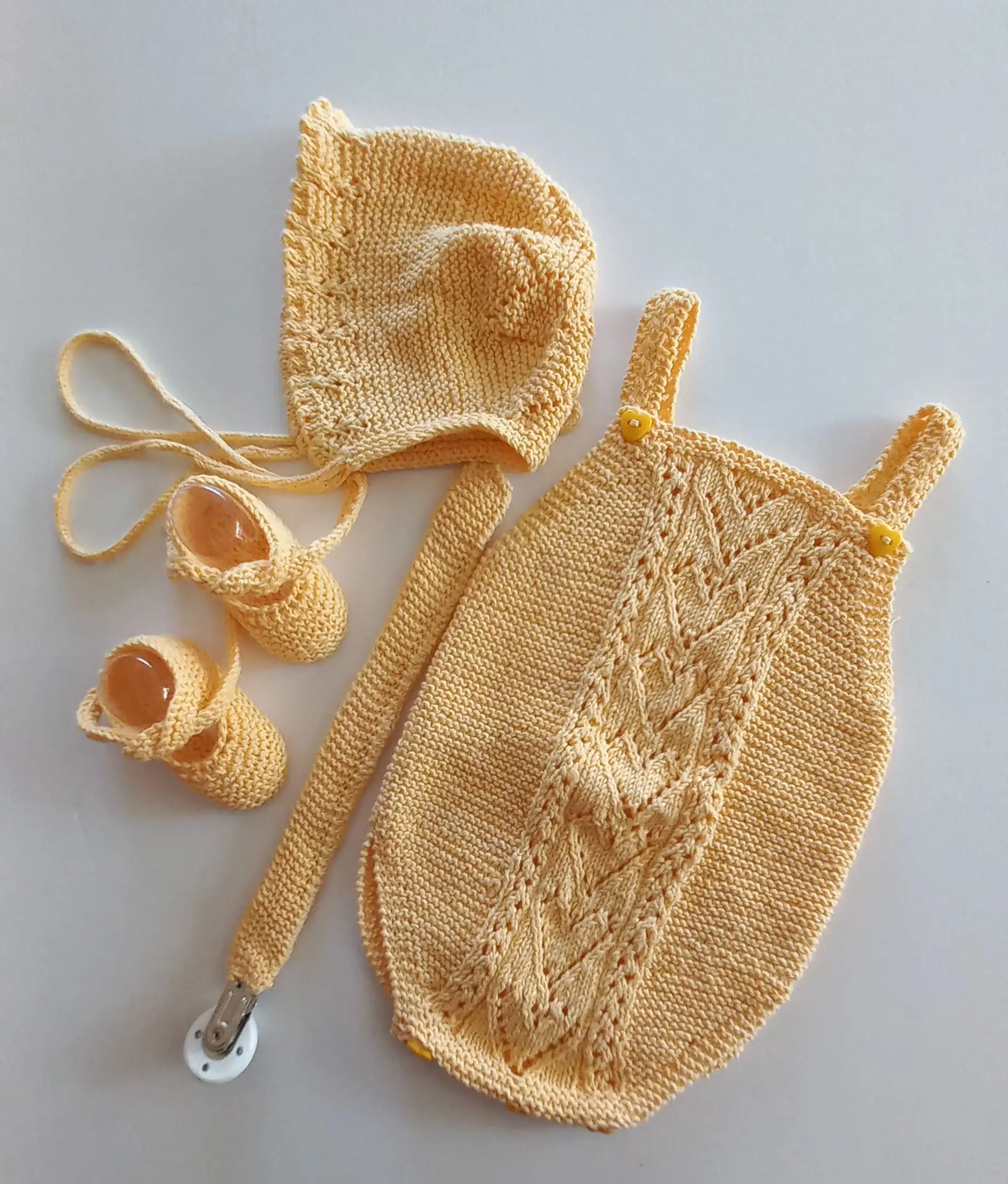 Conjunto completo tejido con un elegante color amarillo - Imagen 2