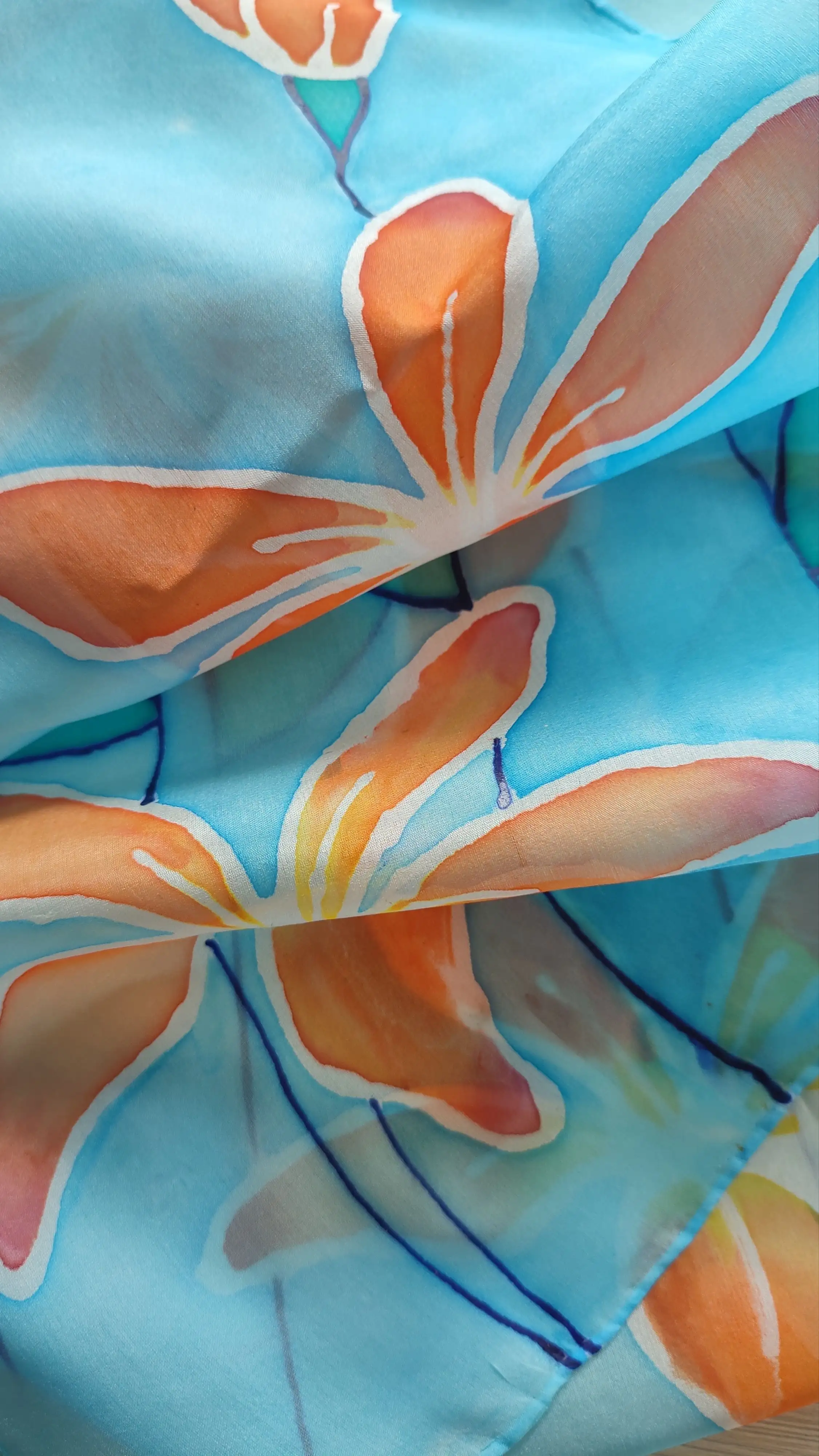 Fular de seda pintado a mano con azucenas naranjas sobre fondo azul – Accesorio elegante y único - Imagen 4