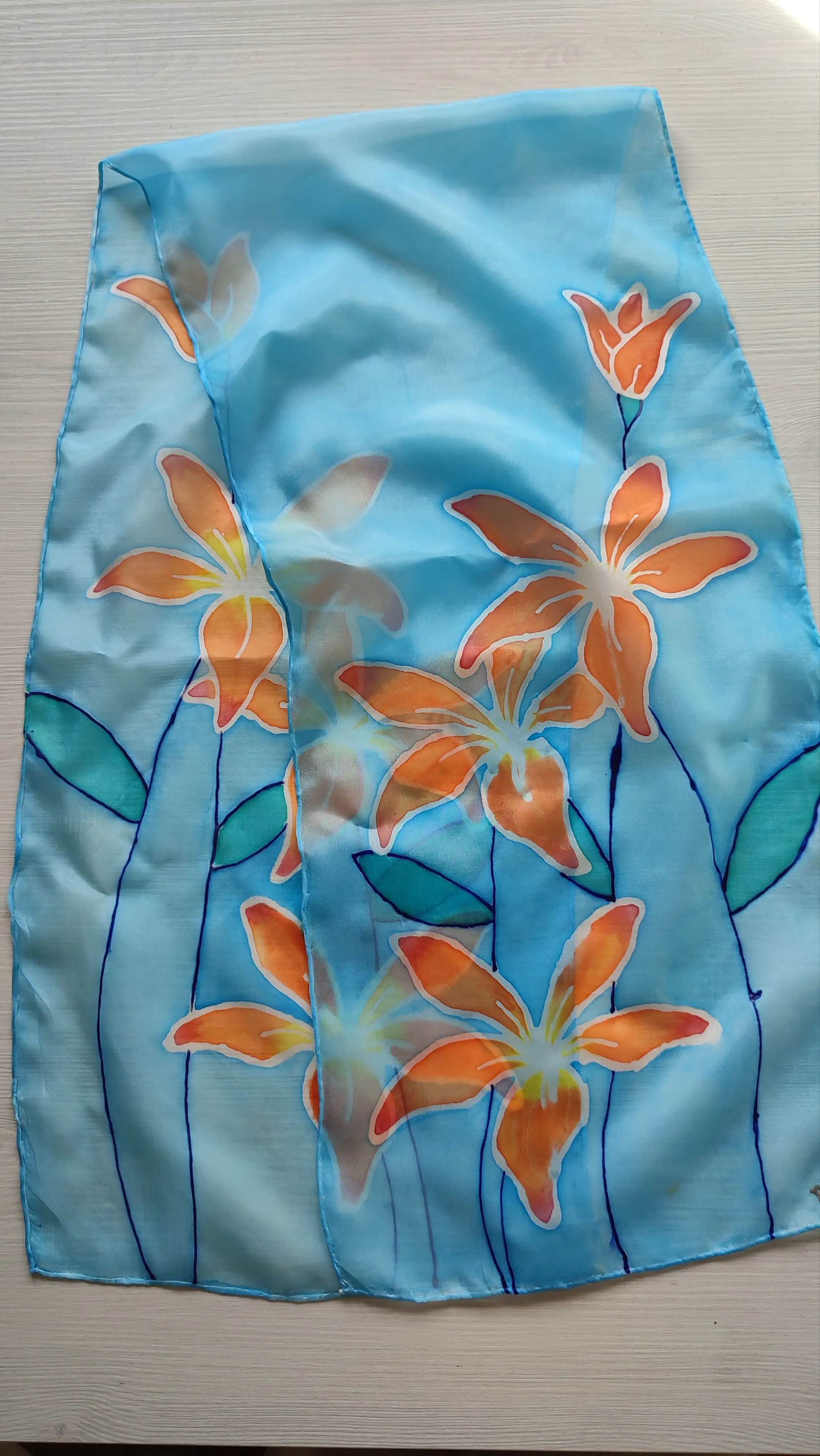 Fular de seda pintado a mano con azucenas naranjas sobre fondo azul – Accesorio elegante y único - Imagen 5