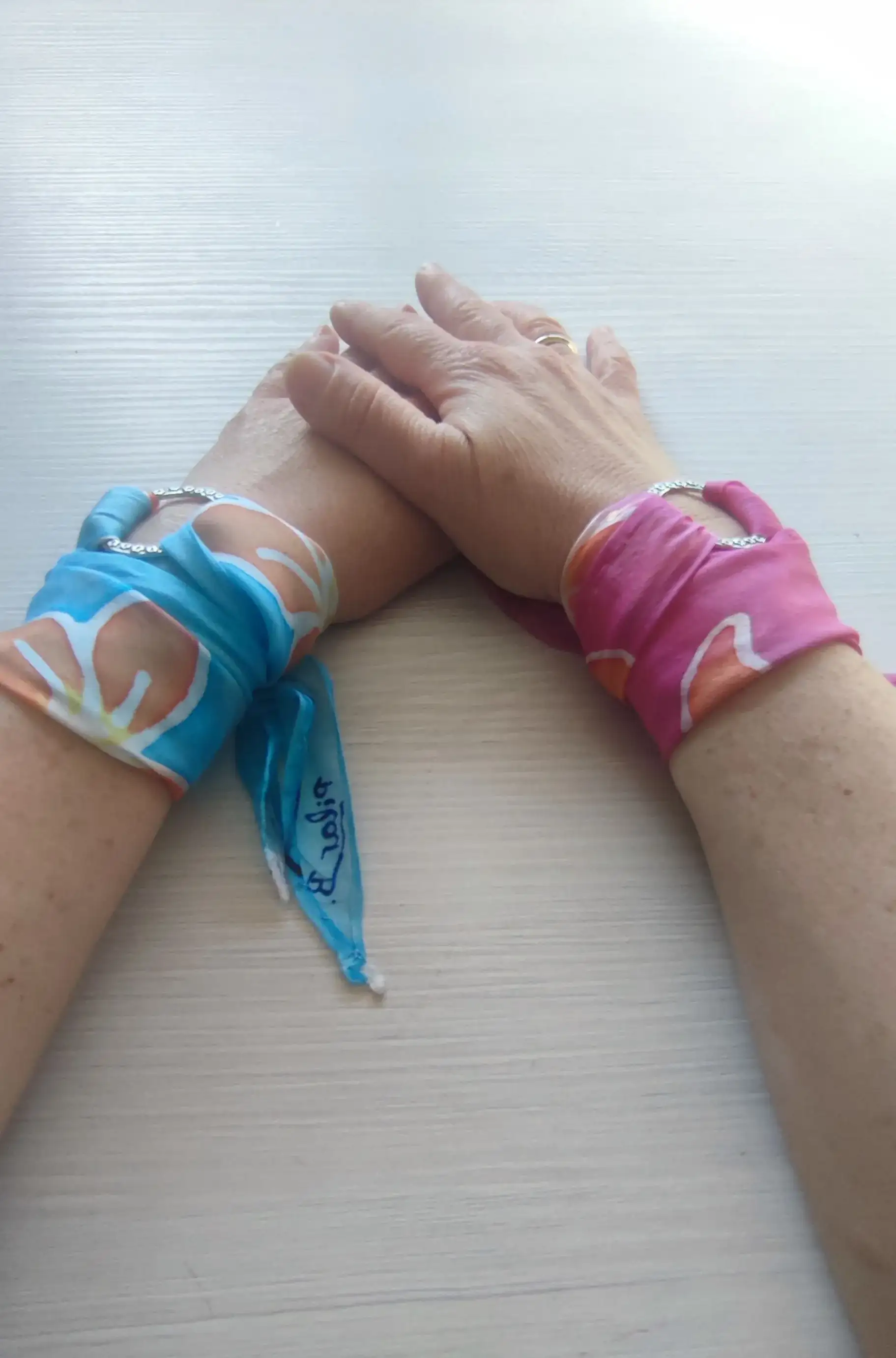 Brazalete de seda pintado a mano con azucenas