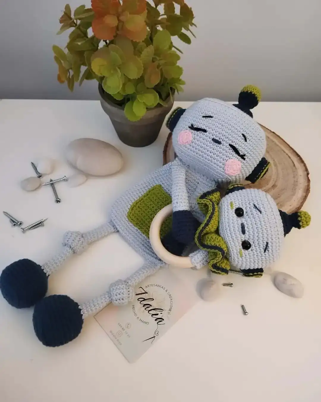 Robot de apejo y sonajero amigurumi