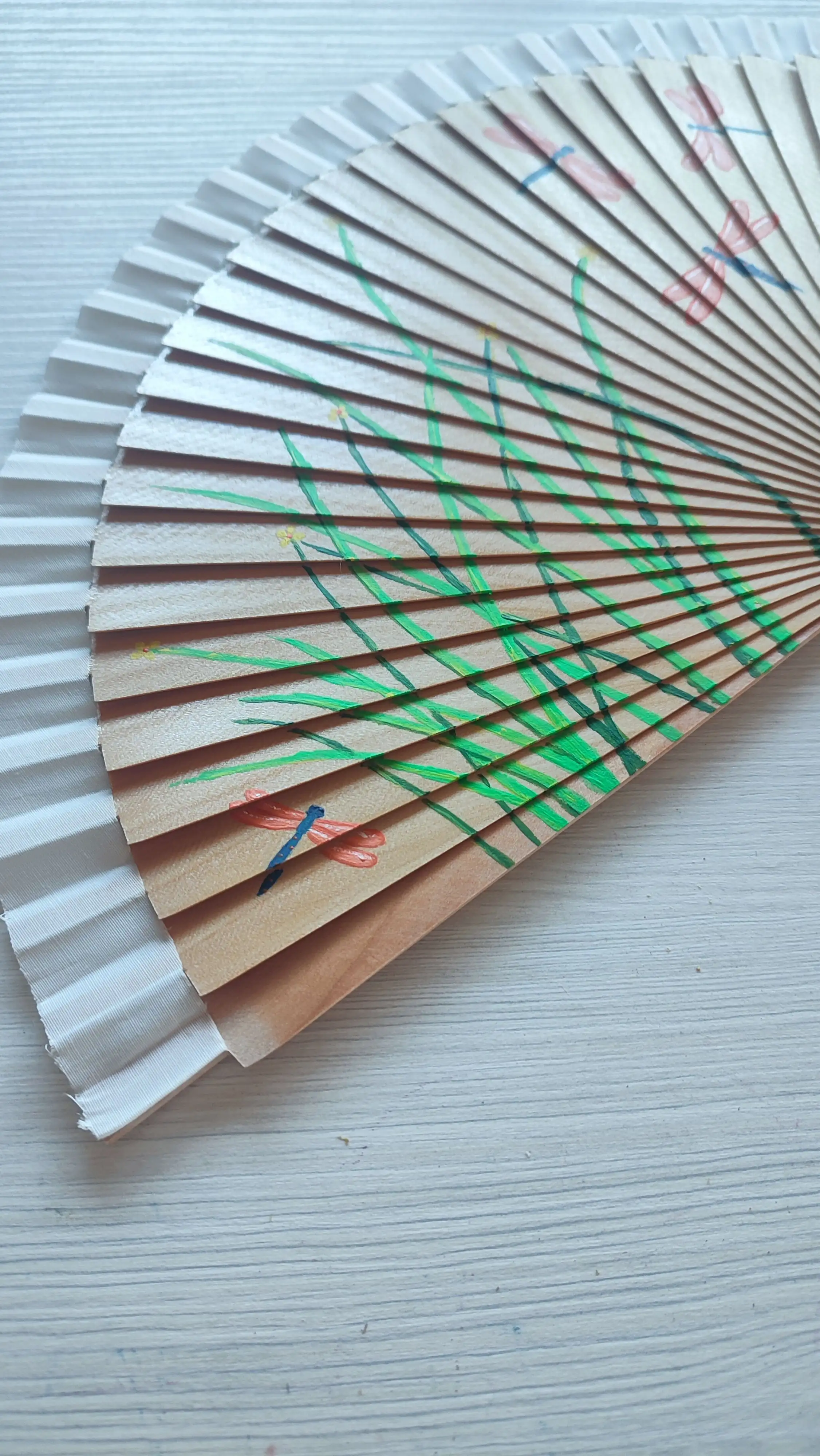 Abanico pintado a mano con libélulas y juncos - Imagen 3
