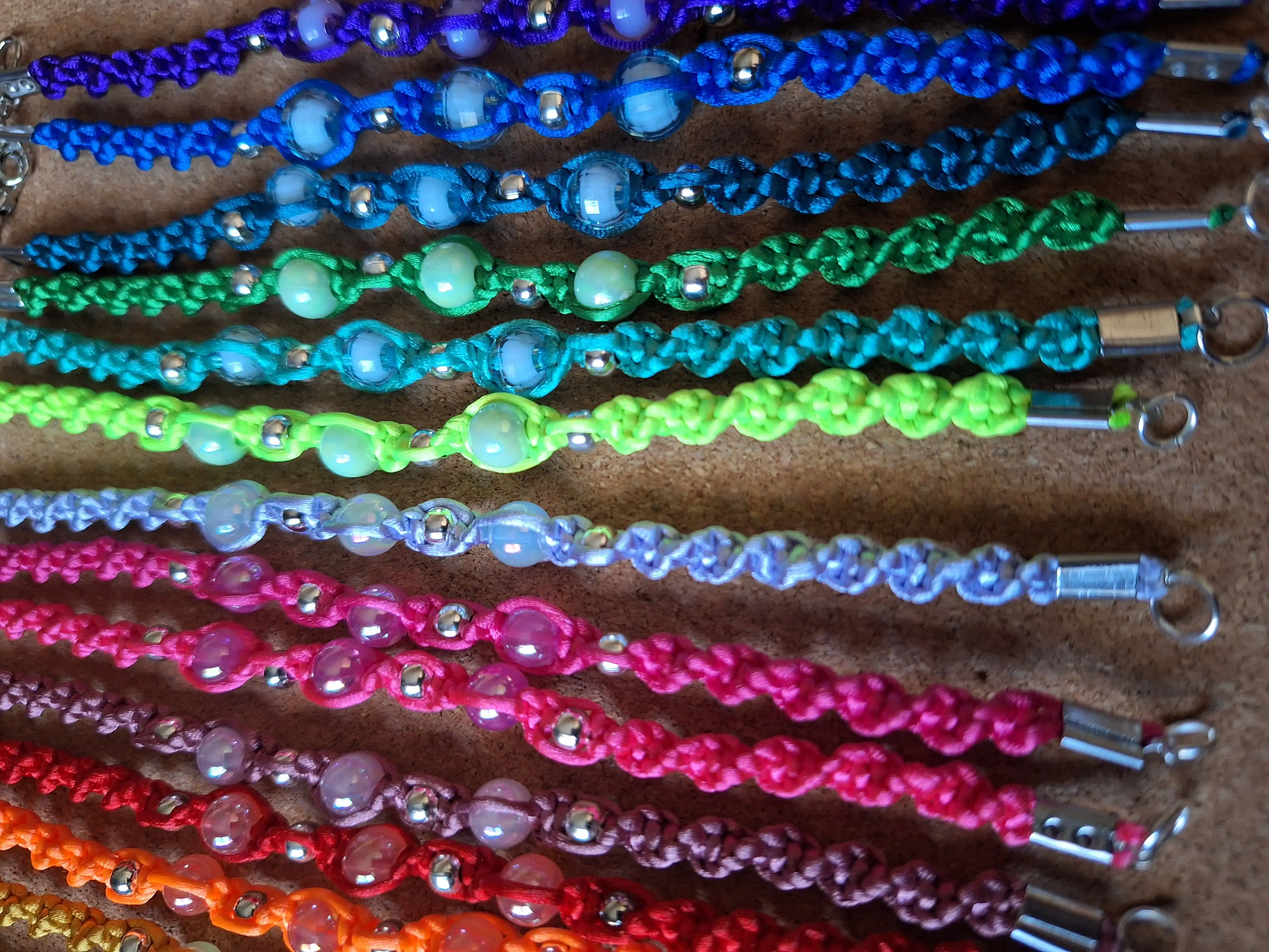 Pulseras con cuentas de colores - Imagen 2