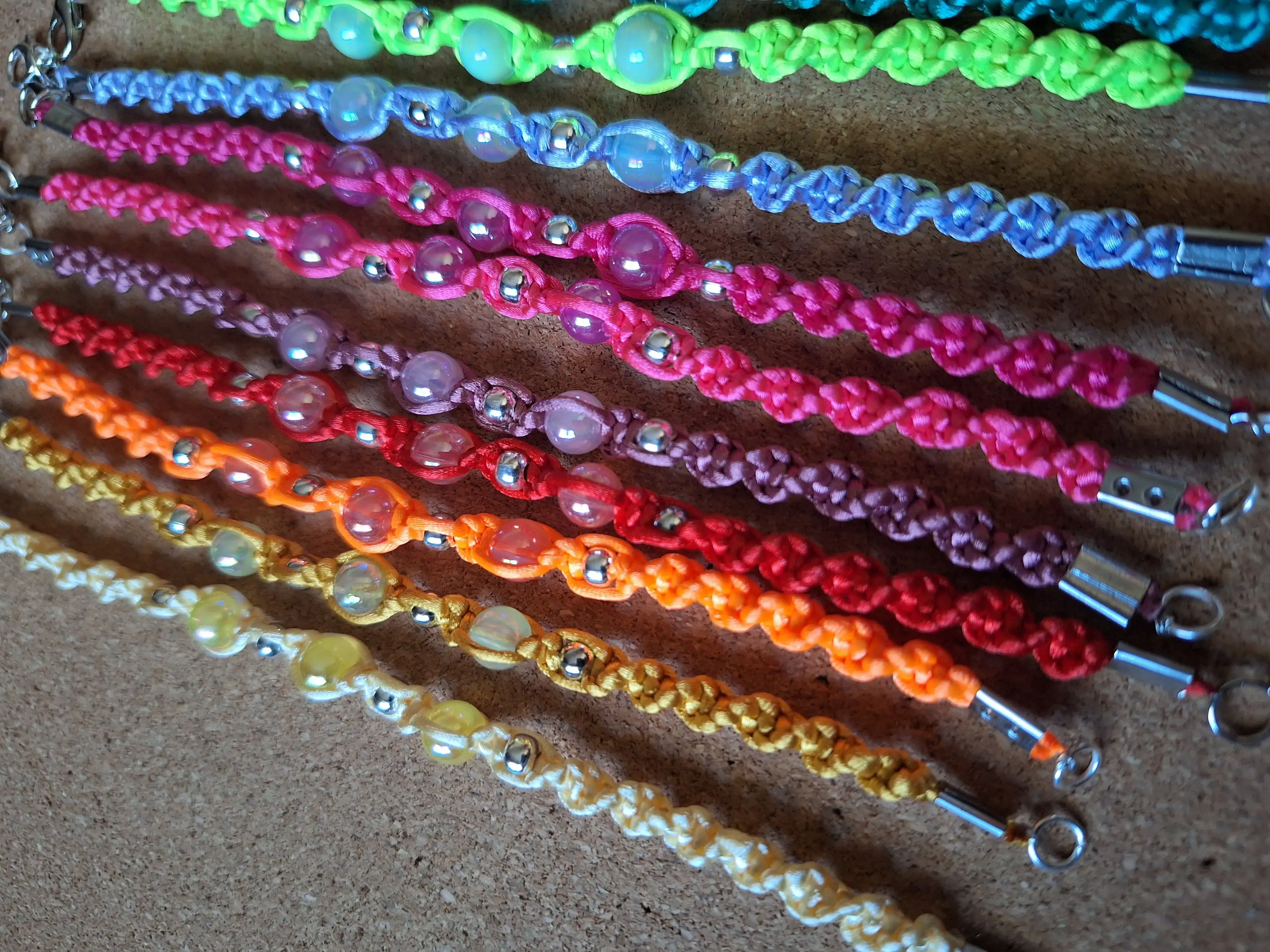Pulseras con cuentas de colores