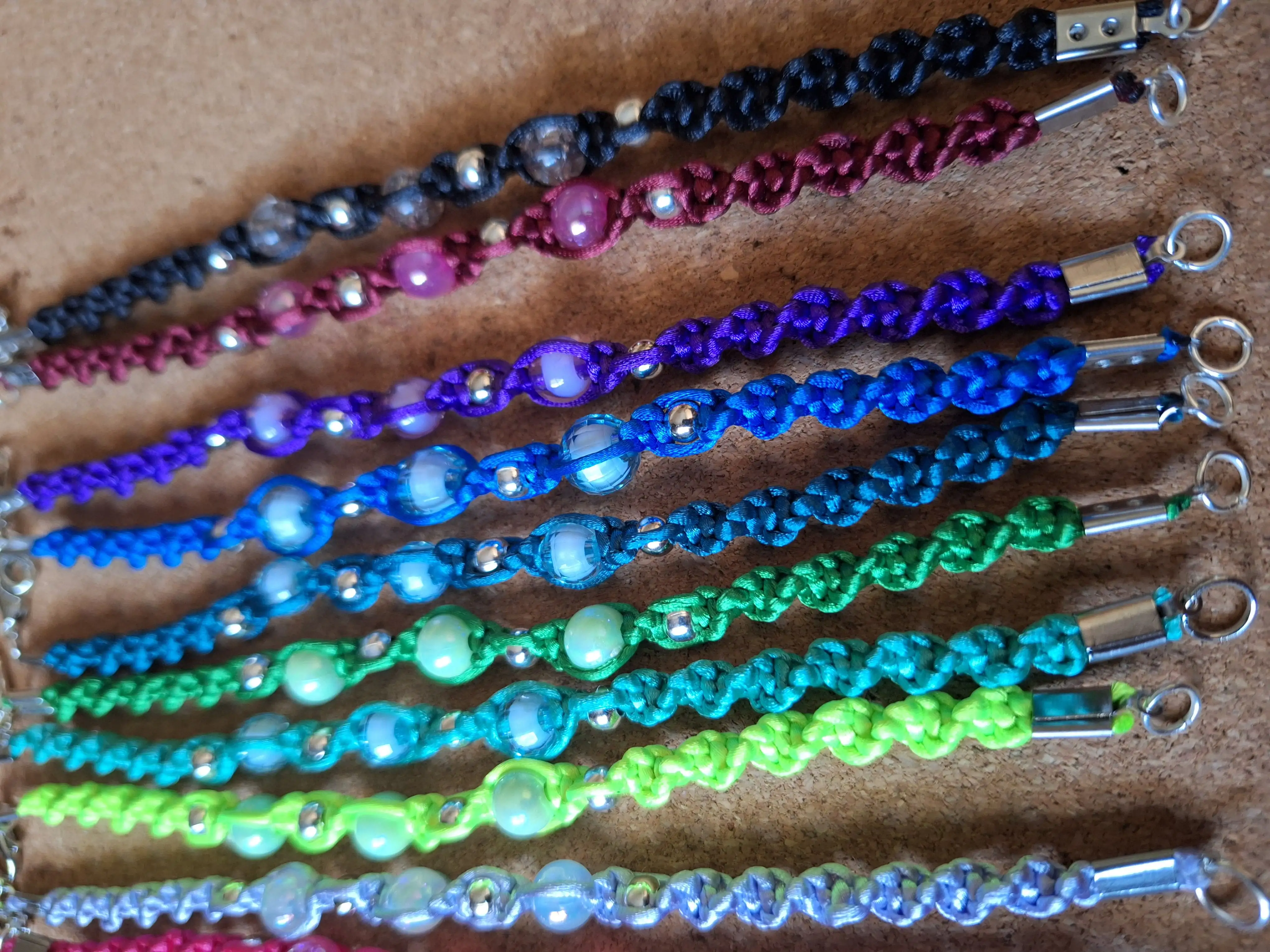 Pulseras con cuentas de colores - Imagen 3