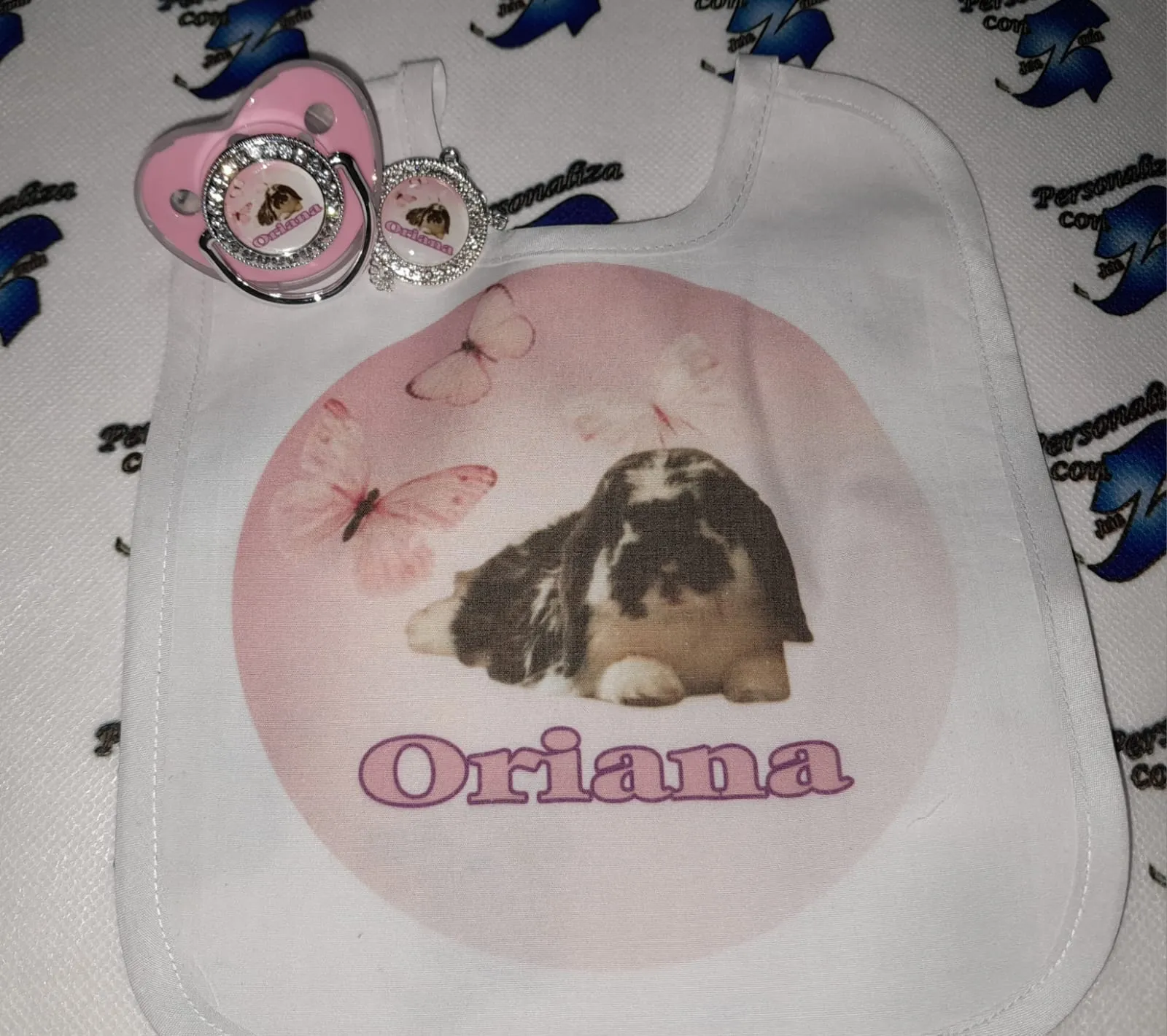 Chupetes y baberos personalizados - Imagen 2