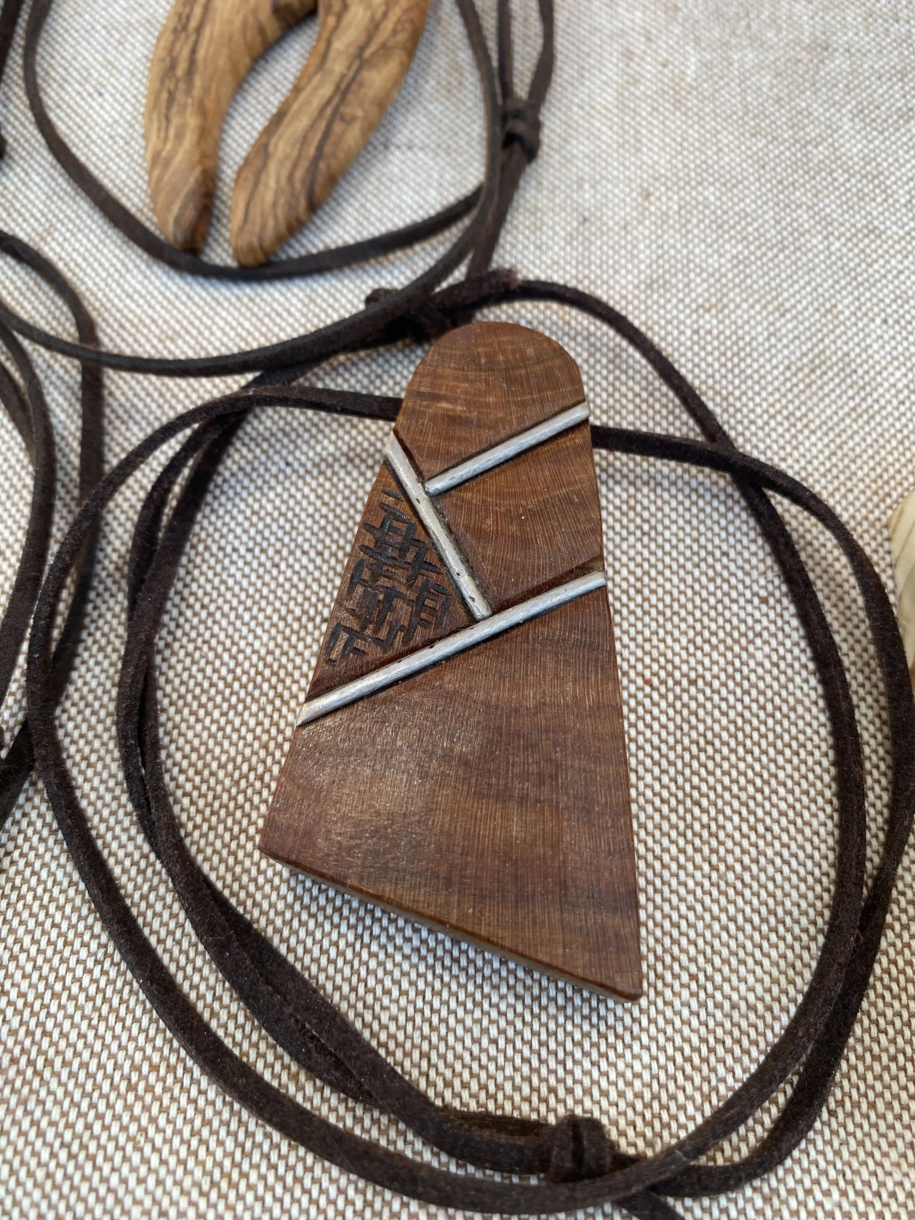 Joya en madera de almendro