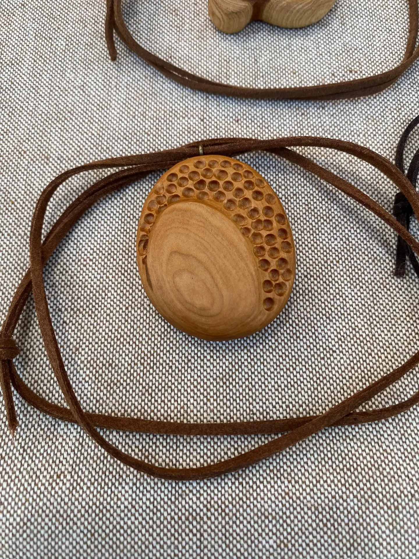 Joya en madera de Sabina