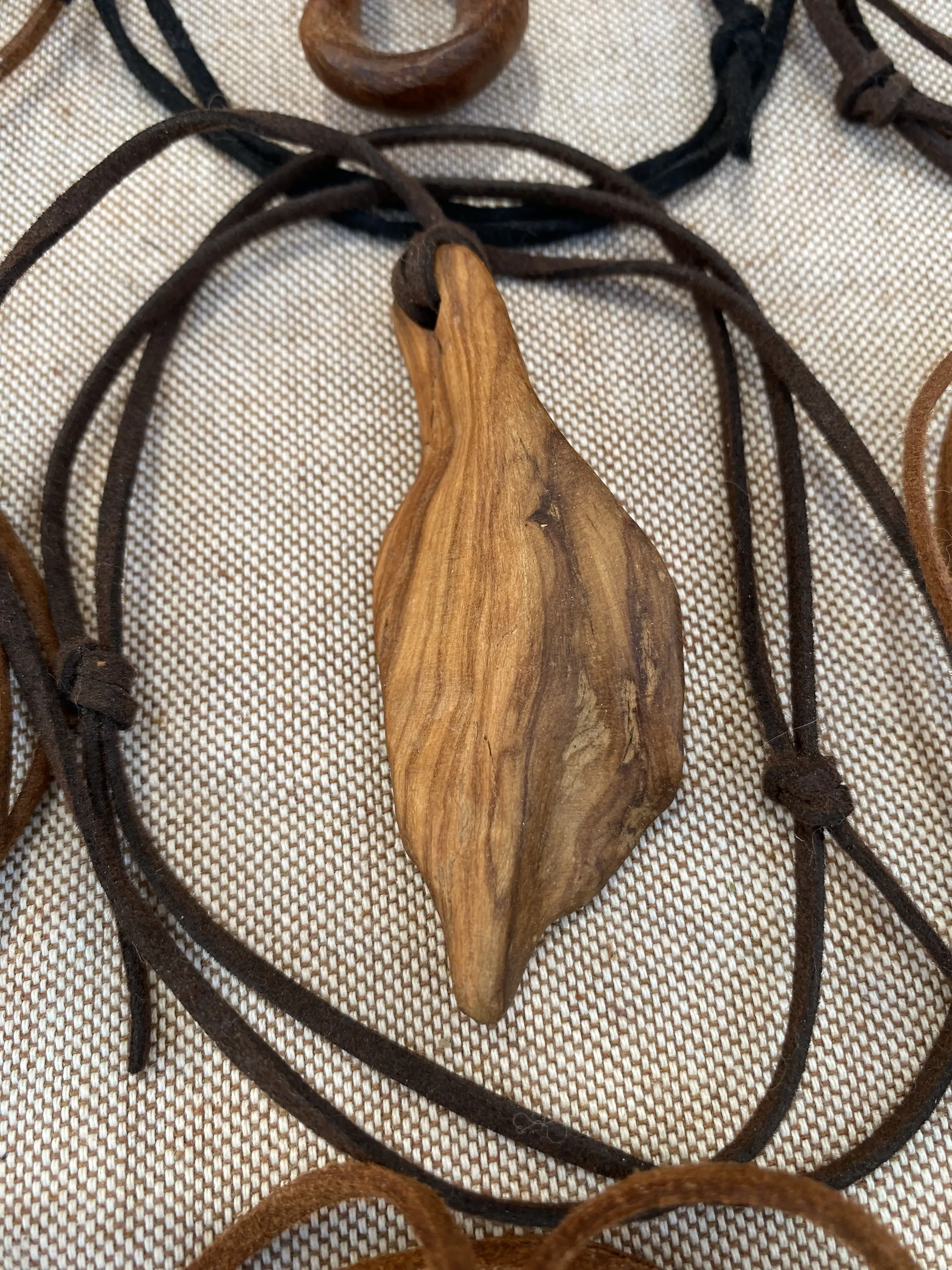 Joya en madera de Olivo