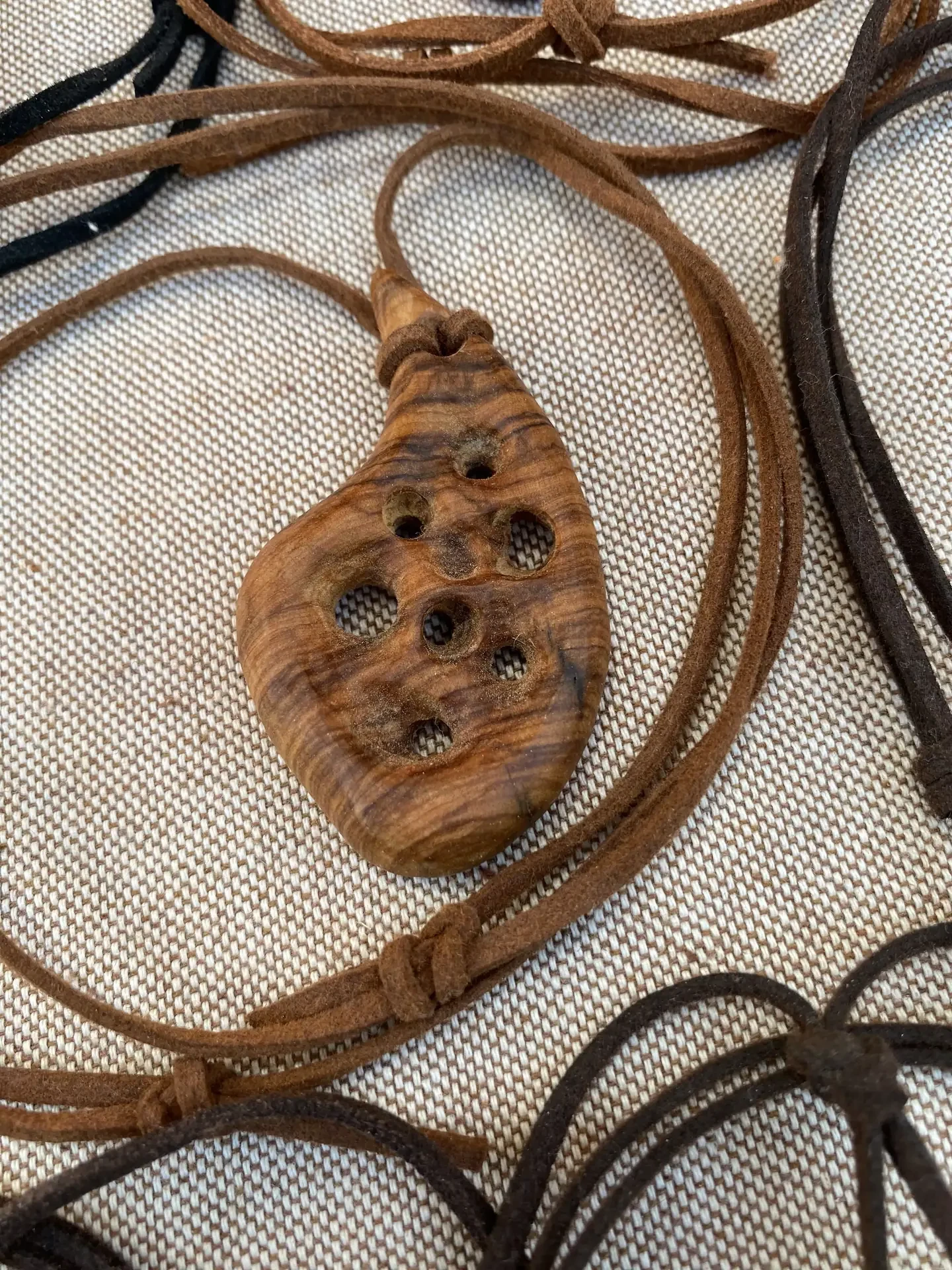 Joya en madera de olivo