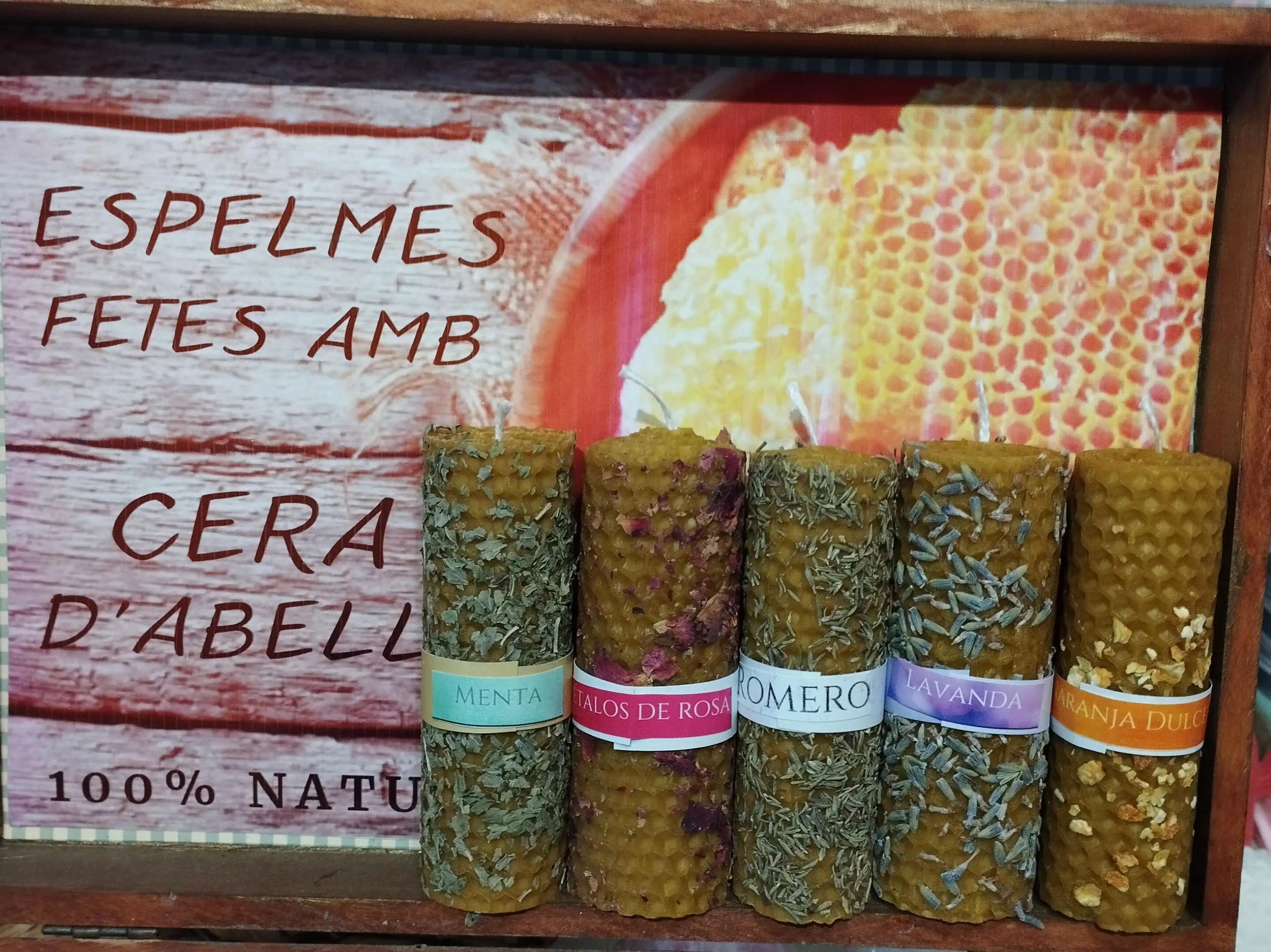 Vela cera abeja con flores silvestres