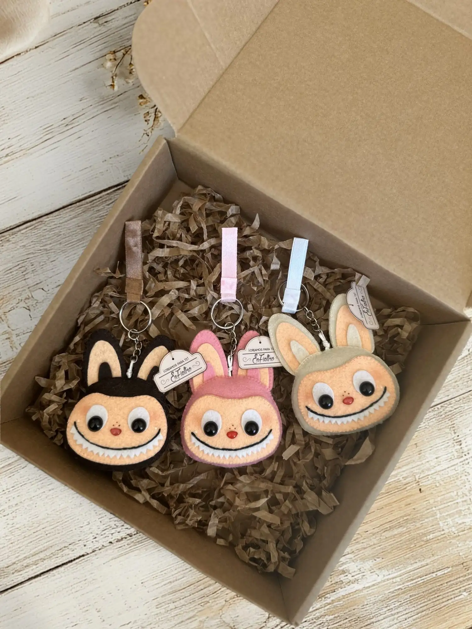 Box Labubu llaveros en fieltro