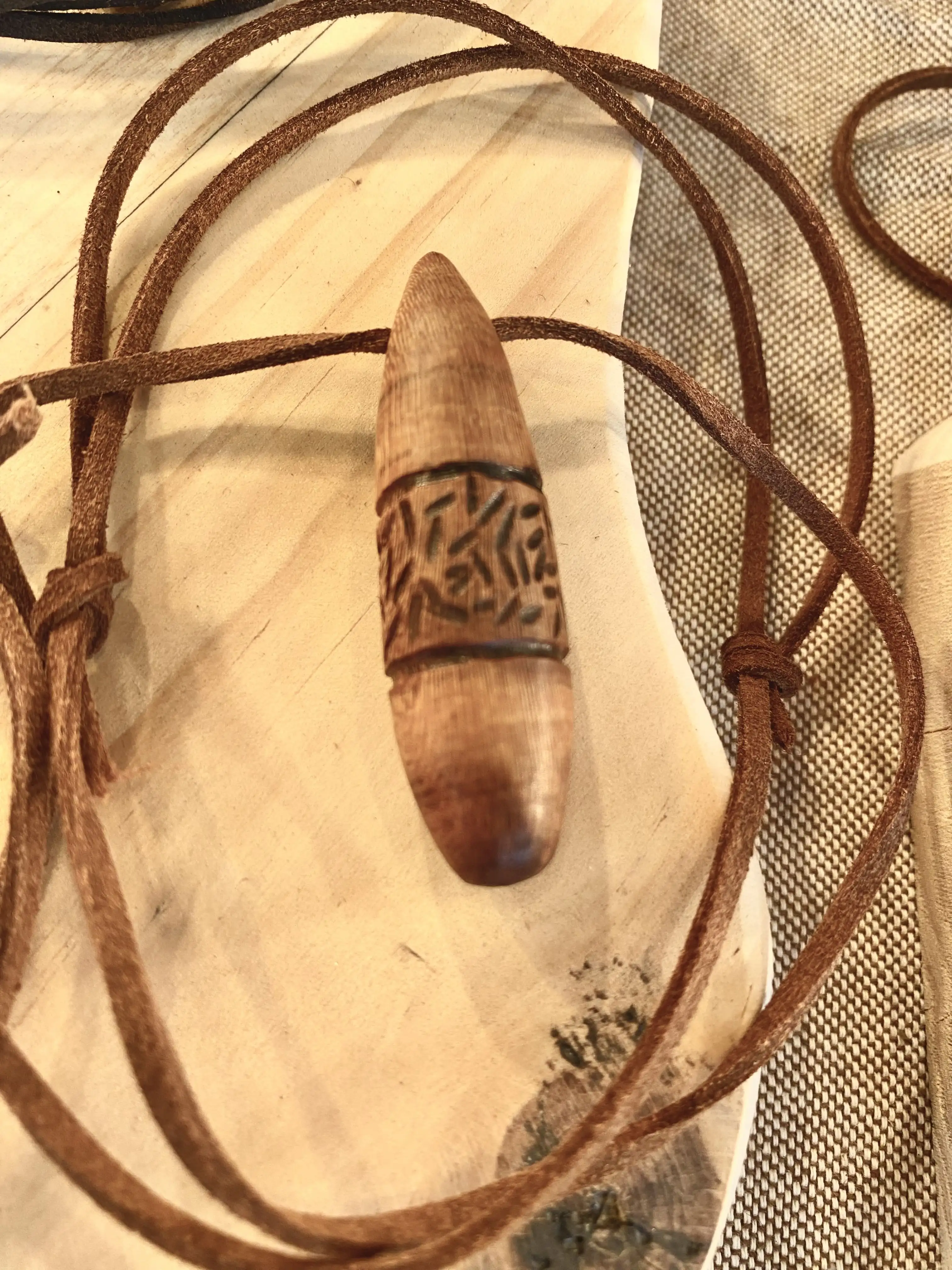 Colgante en madera de almendro