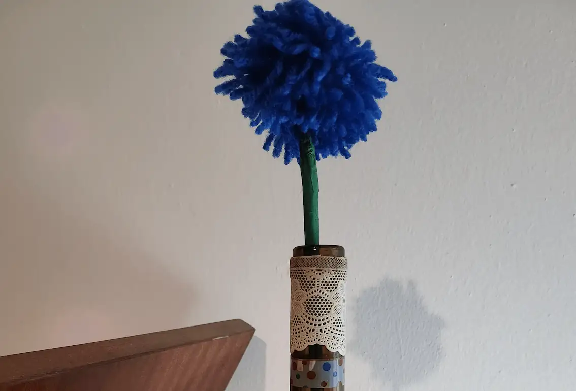 Botella decorada con pon-pon azul - Imagen 2