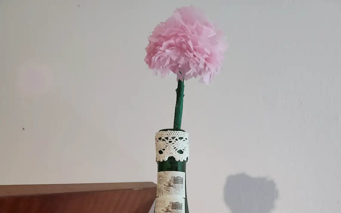 Botella decorada con encaje y pegatinas y flor rosa - Imagen 2