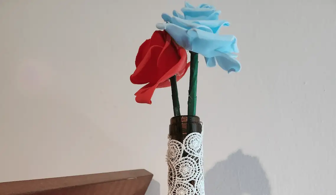 Botella de cristal con encajes y dos flores - Imagen 2