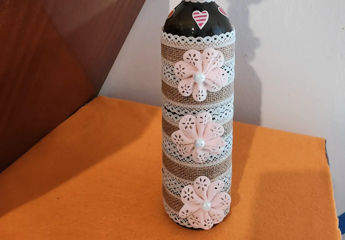 Botella decorada con encaje y flores