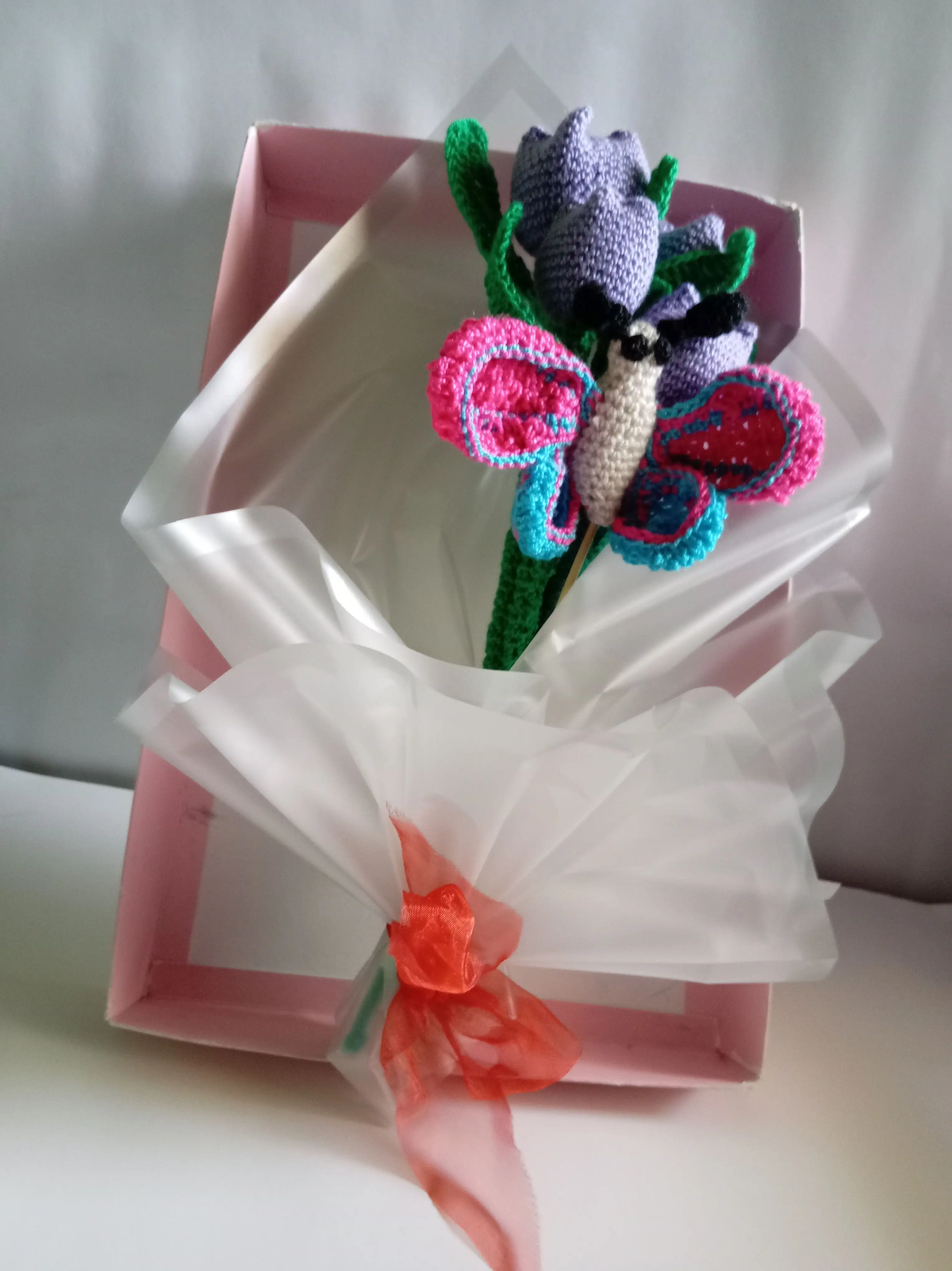 Ramo  4tulipanes y mariposa  - Imagen 2