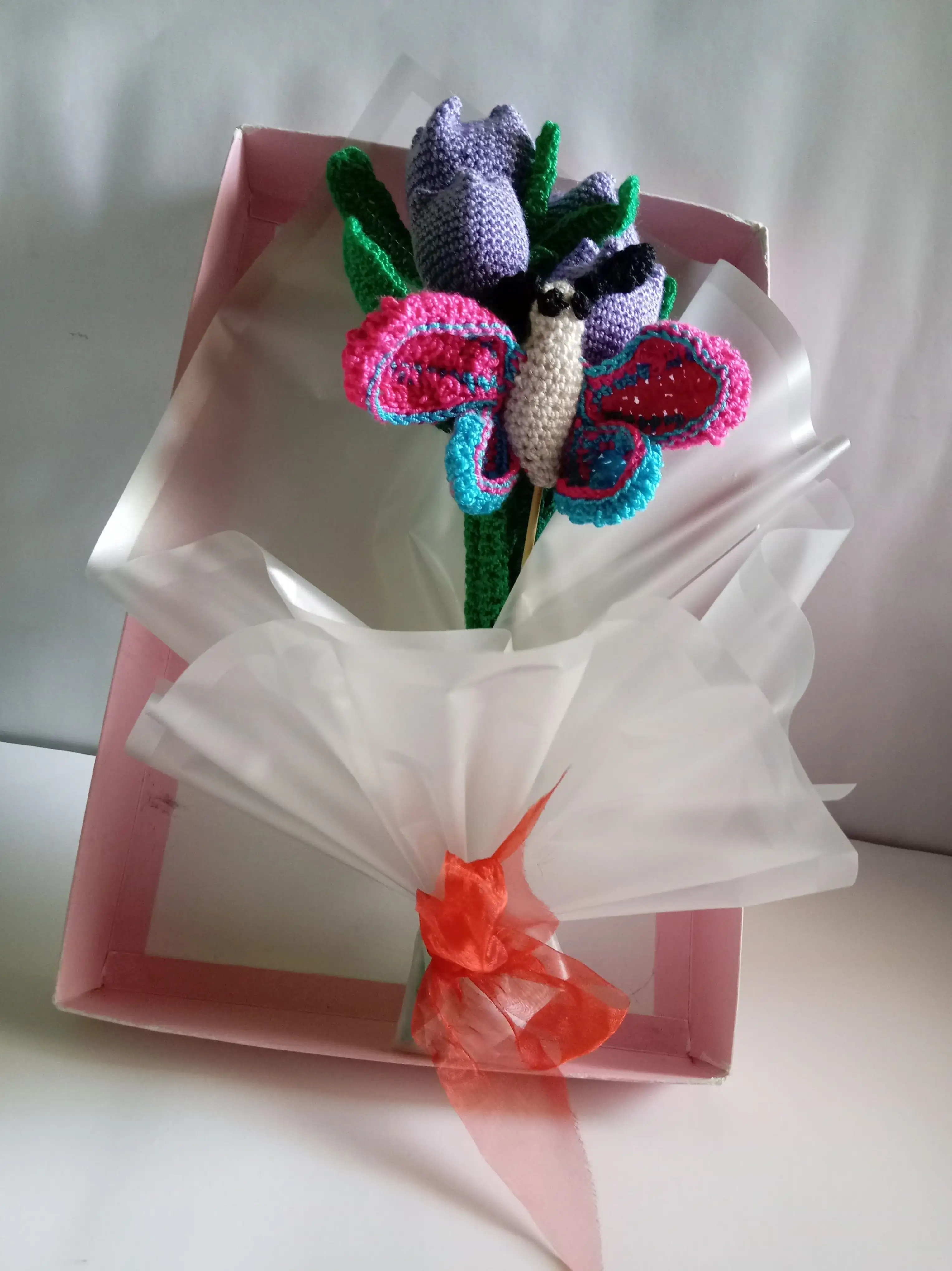 Ramo  4tulipanes y mariposa 