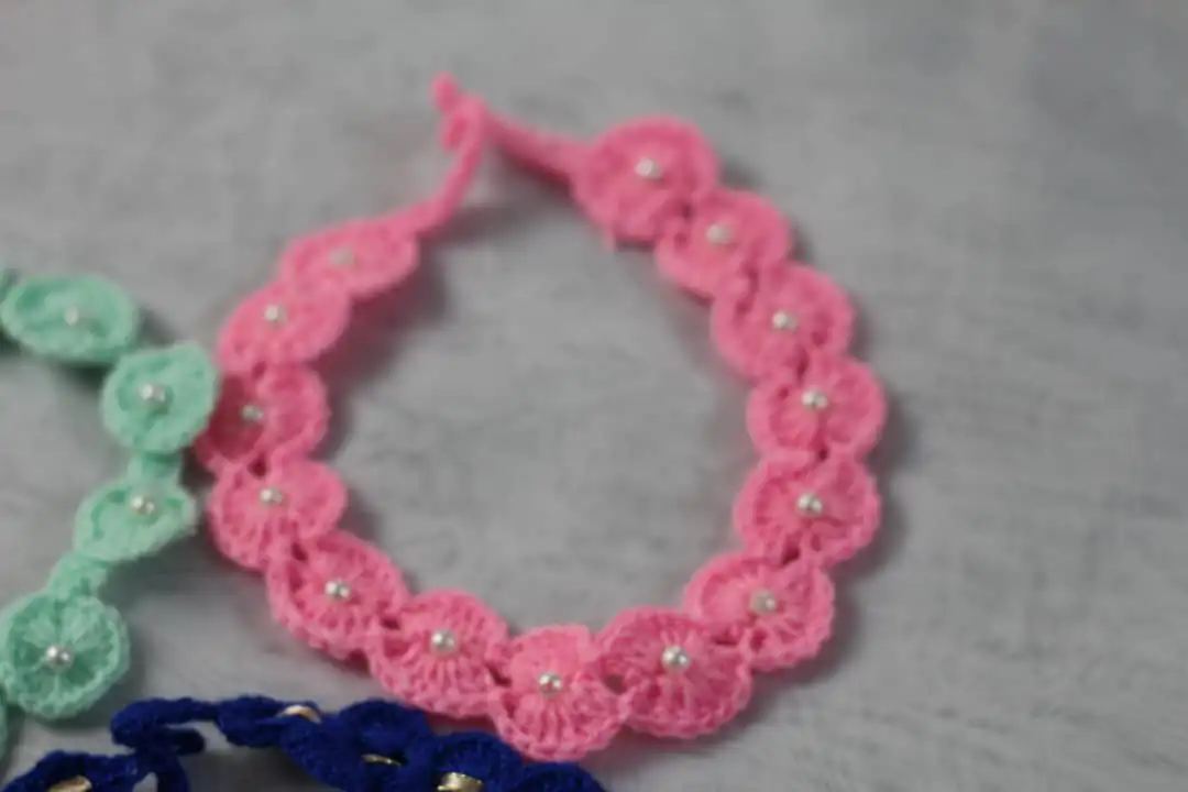 Diademas con detalles sutiles de perlas y flores. - Imagen 2